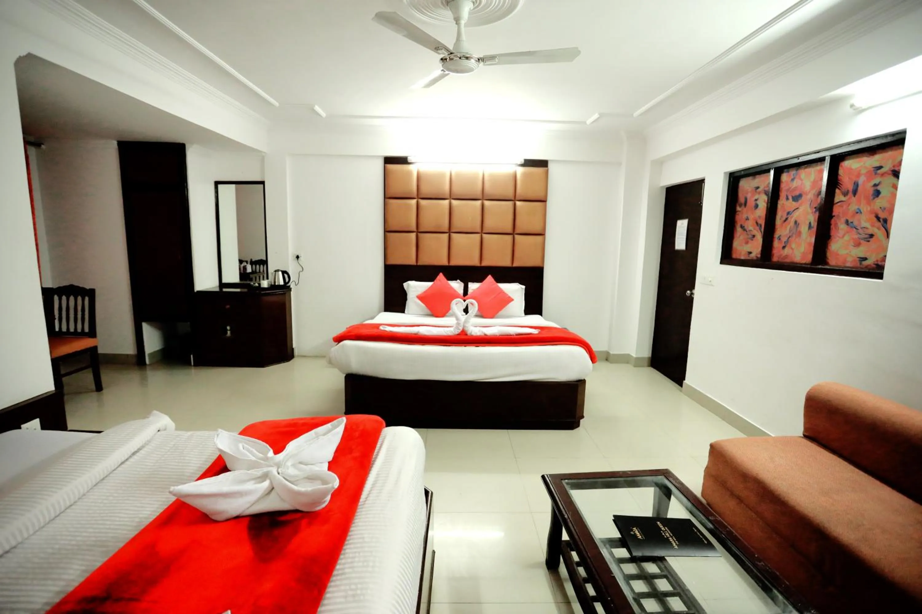 Photo of the whole room, Bed in Calux Hill Queen at Mall Road with Parking - Formerly Amara