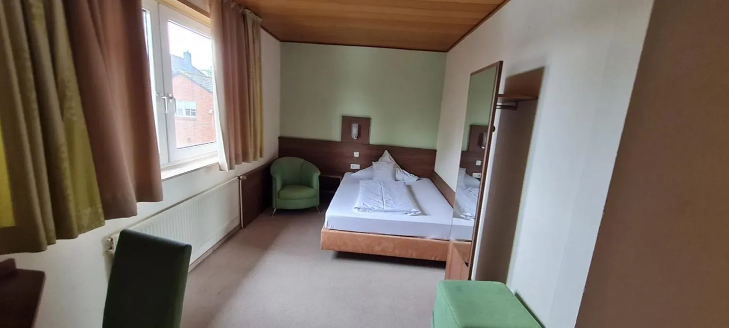 Bedroom, Bed in Hotel Zur Erholung & Restaurant Amme's Landhaus