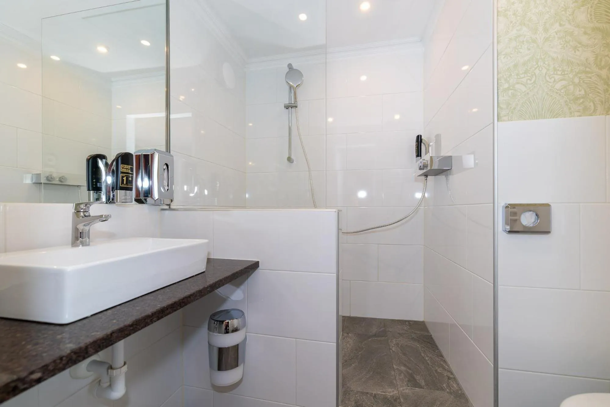 Shower in Corso, Zimmer & Cafe, Hotel Garni