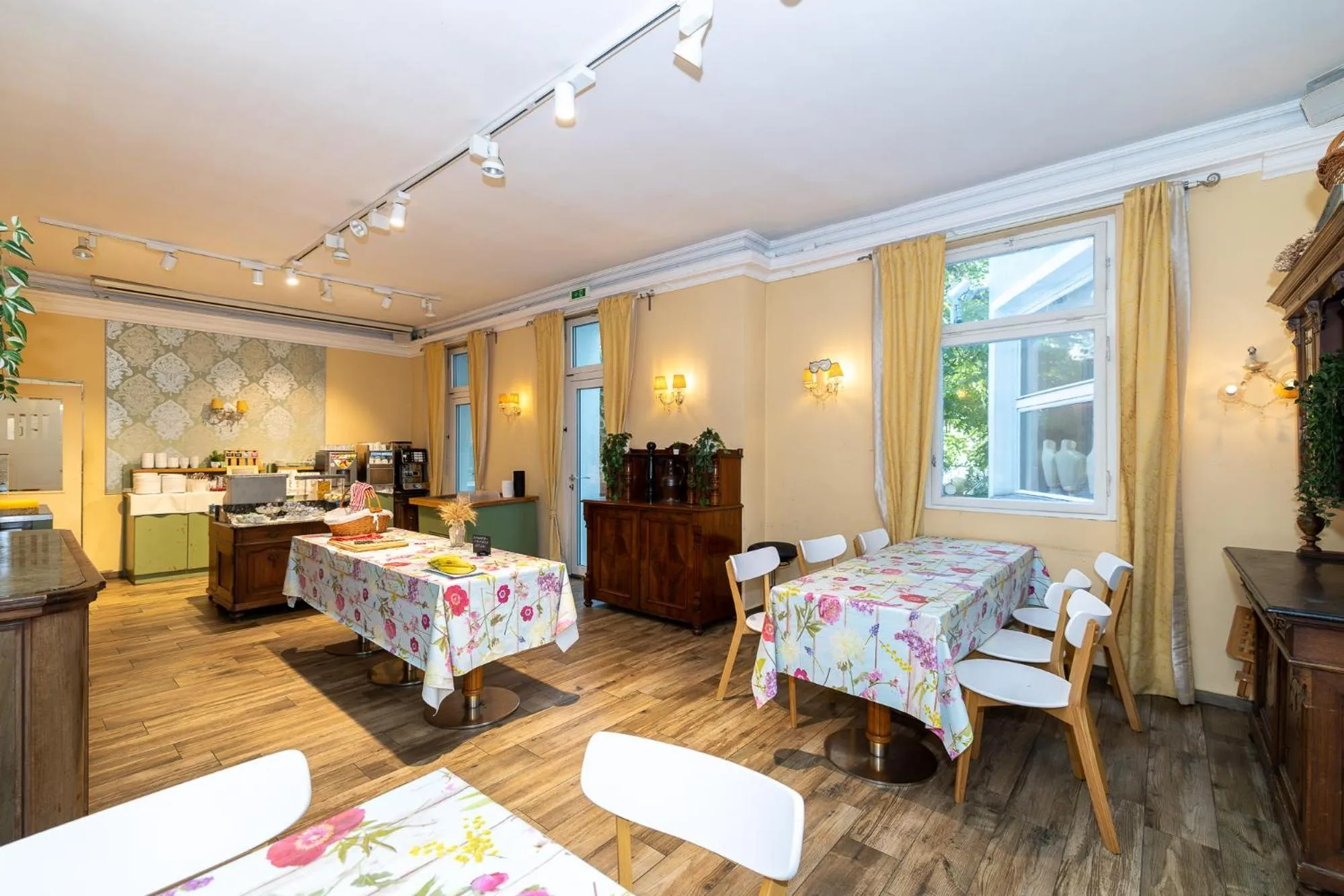 Seating area in Corso, Zimmer & Cafe, Hotel Garni