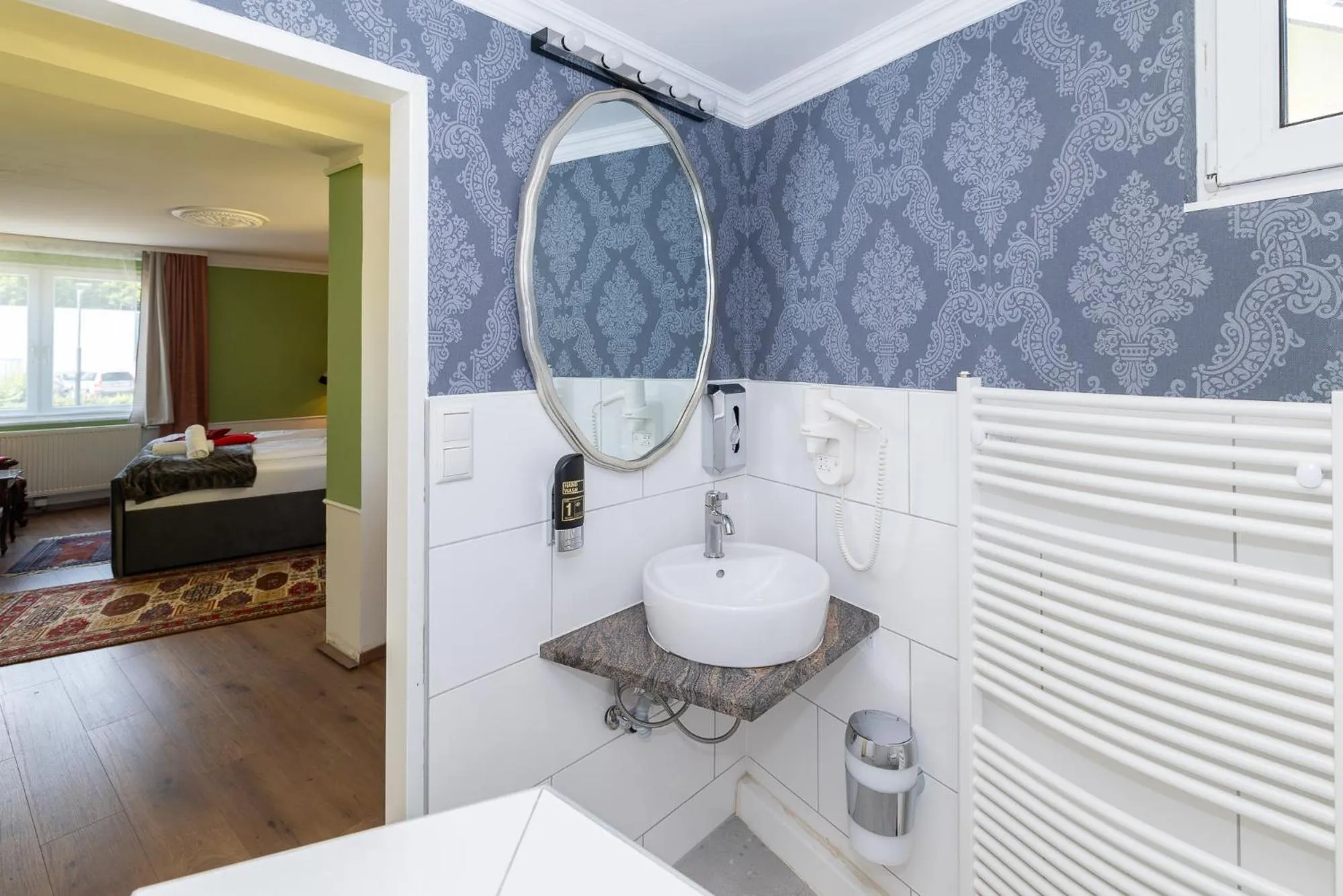 Bed in Corso, Zimmer & Cafe, Hotel Garni