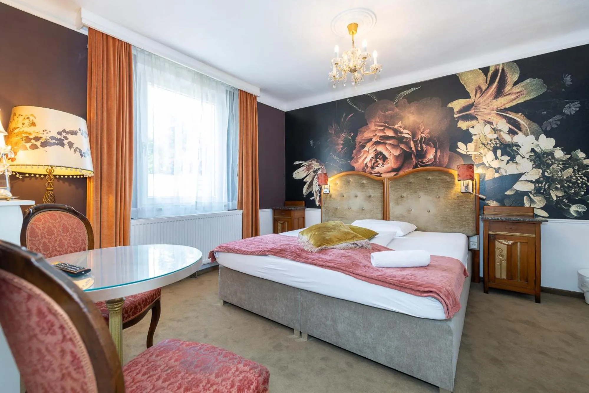Photo of the whole room, Bed in Corso, Zimmer & Cafe, Hotel Garni