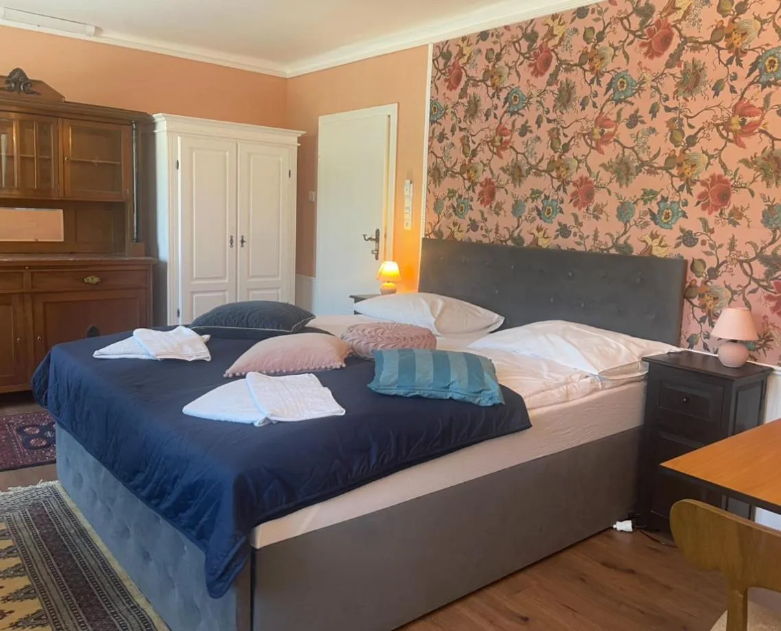 Photo of the whole room, Bed in Corso, Zimmer & Cafe, Hotel Garni