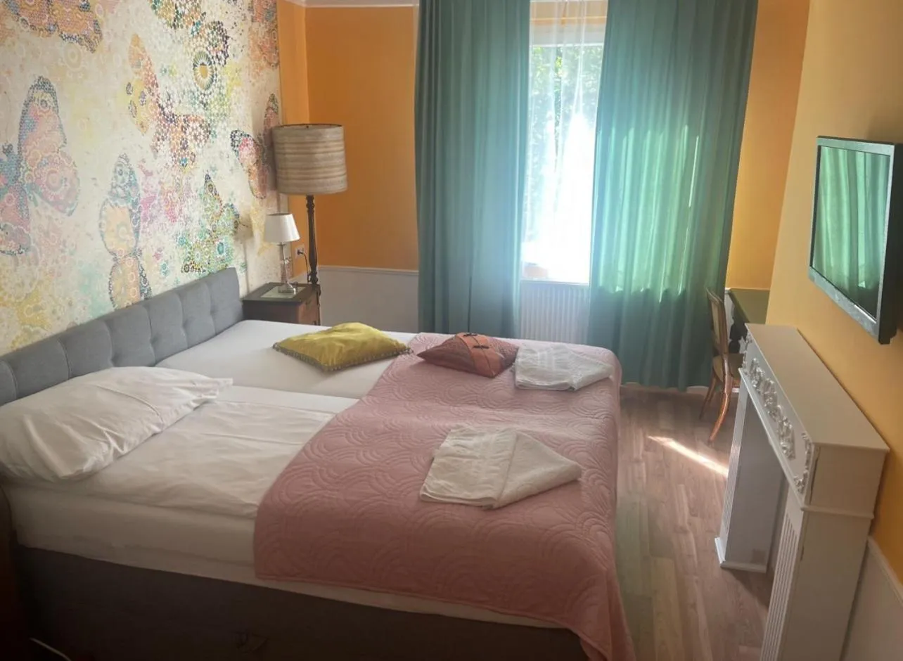 Photo of the whole room, Bed in Corso, Zimmer & Cafe, Hotel Garni