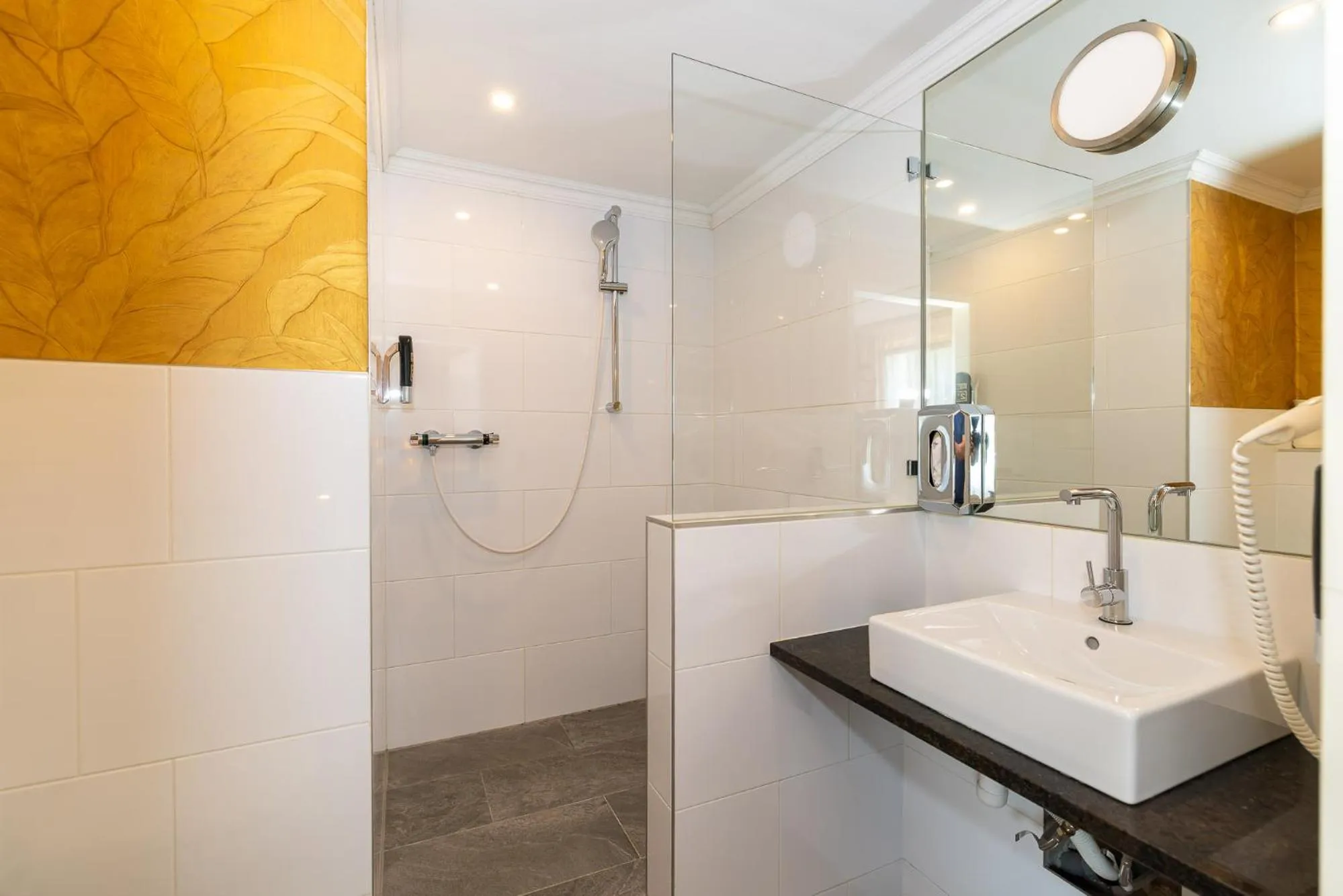 Shower in Corso, Zimmer & Cafe, Hotel Garni