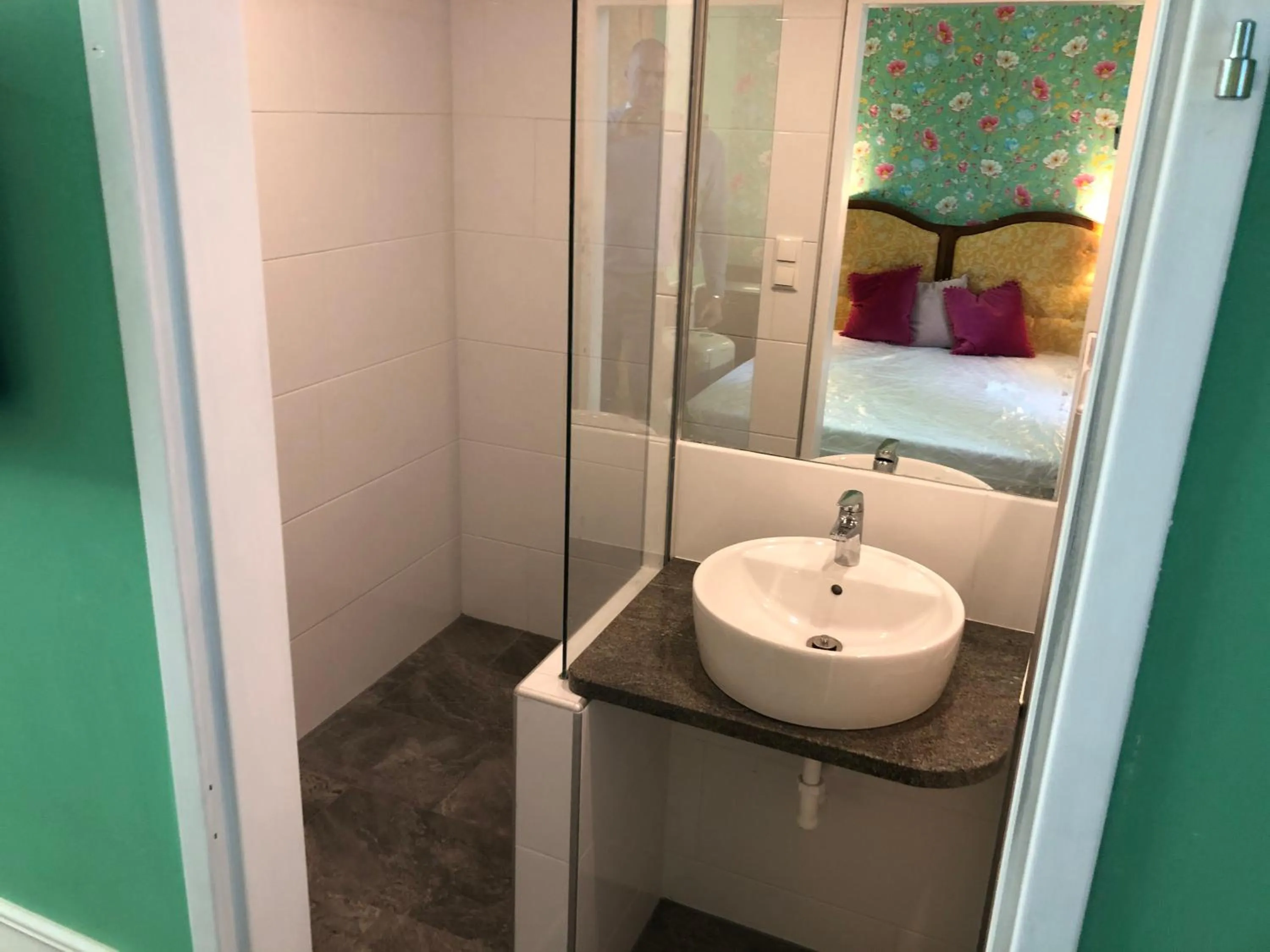 Shower in Corso, Zimmer & Cafe, Hotel Garni