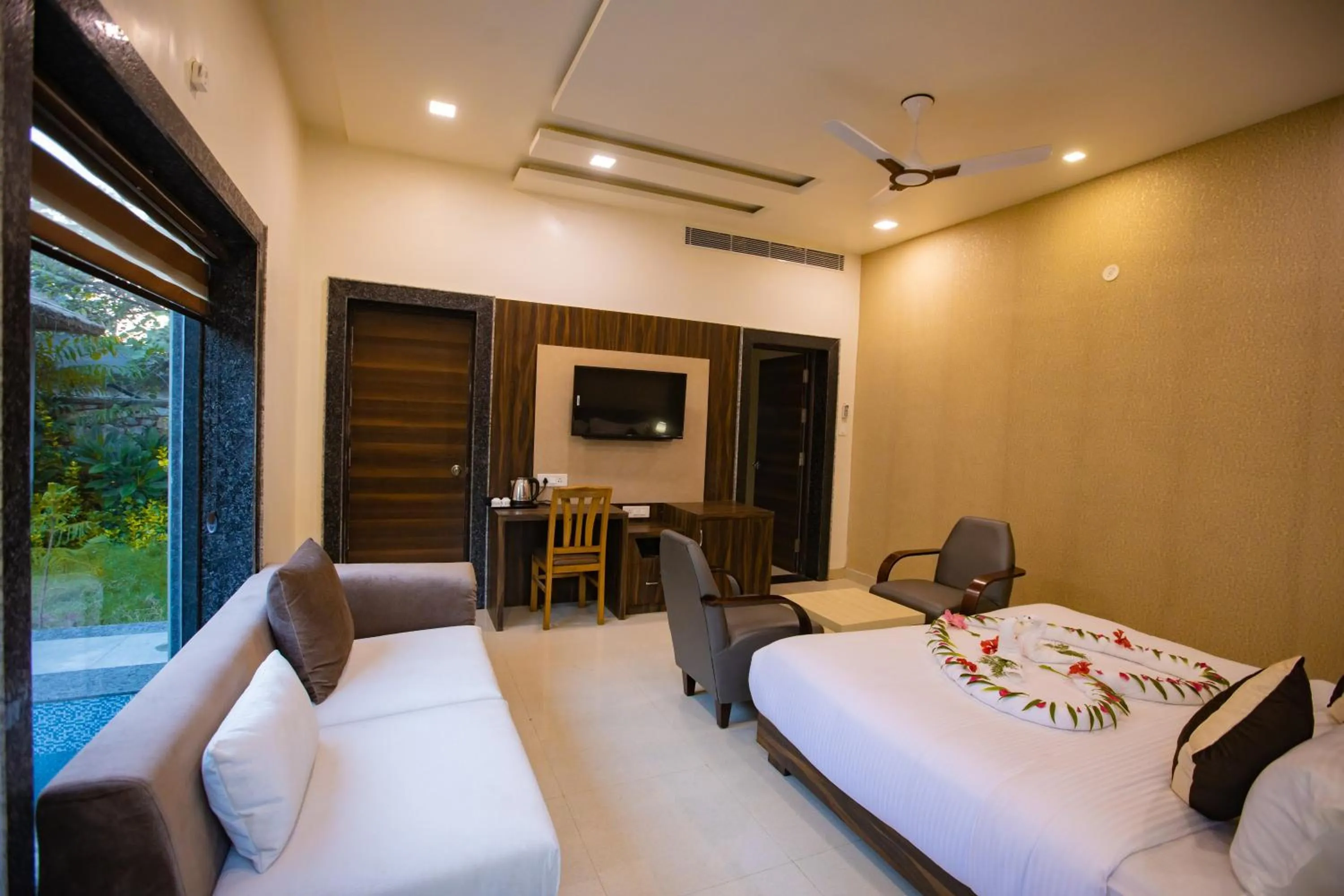 Communal lounge/ TV room, Bed in Nature Village Resort