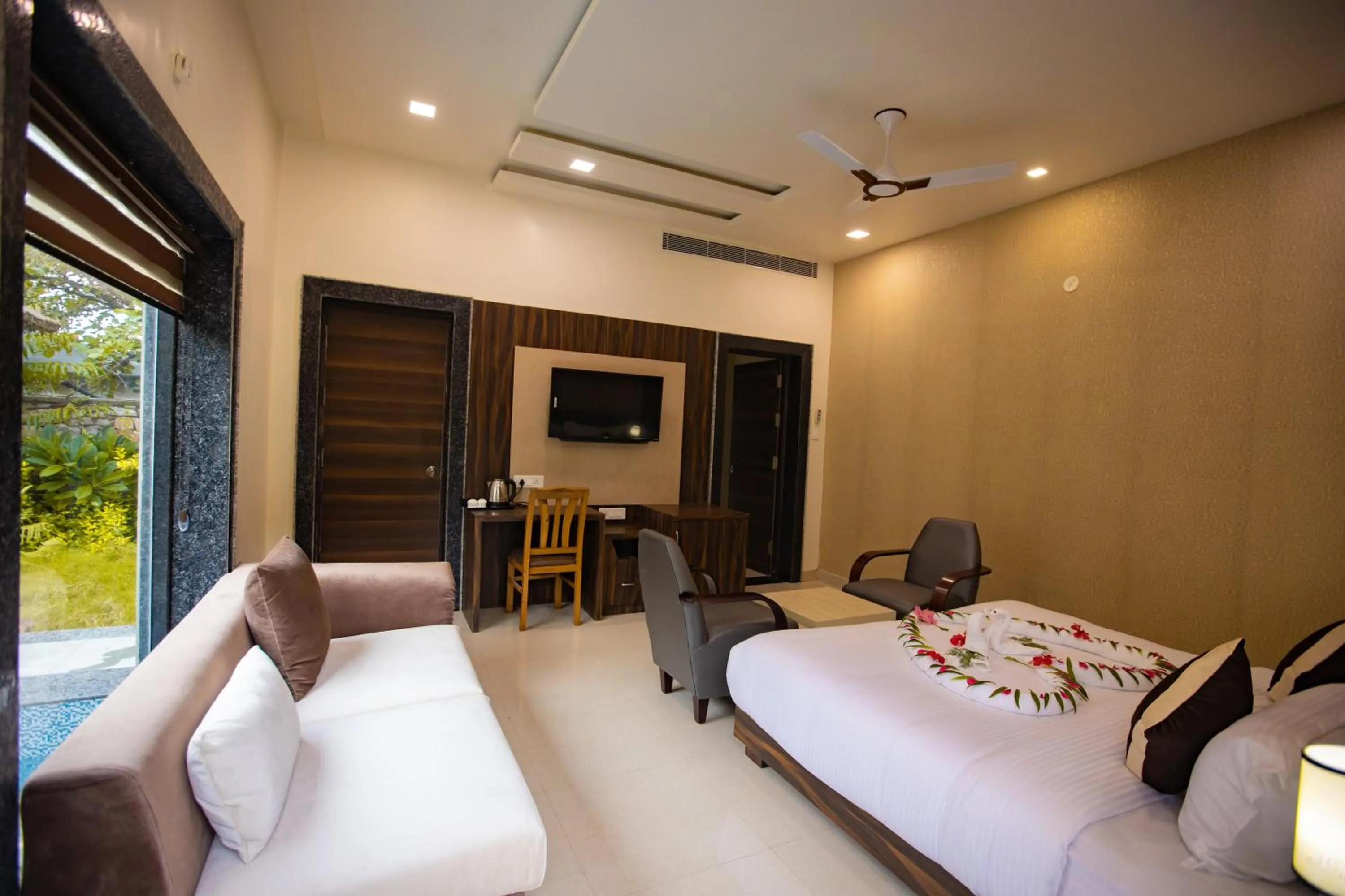 Communal lounge/ TV room, Bed in Nature Village Resort