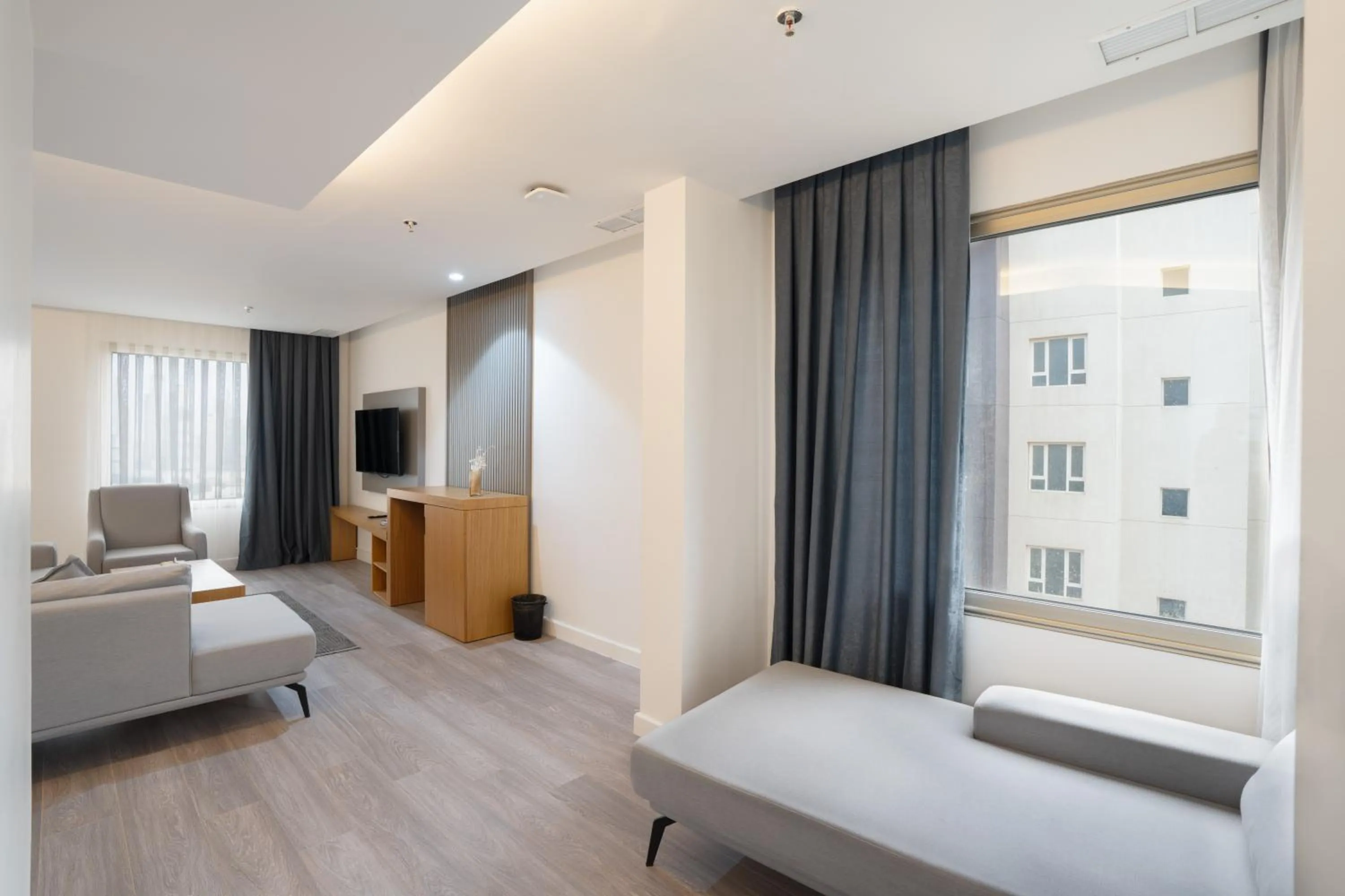 Living room, Bed in Plaza Athenee Hotel