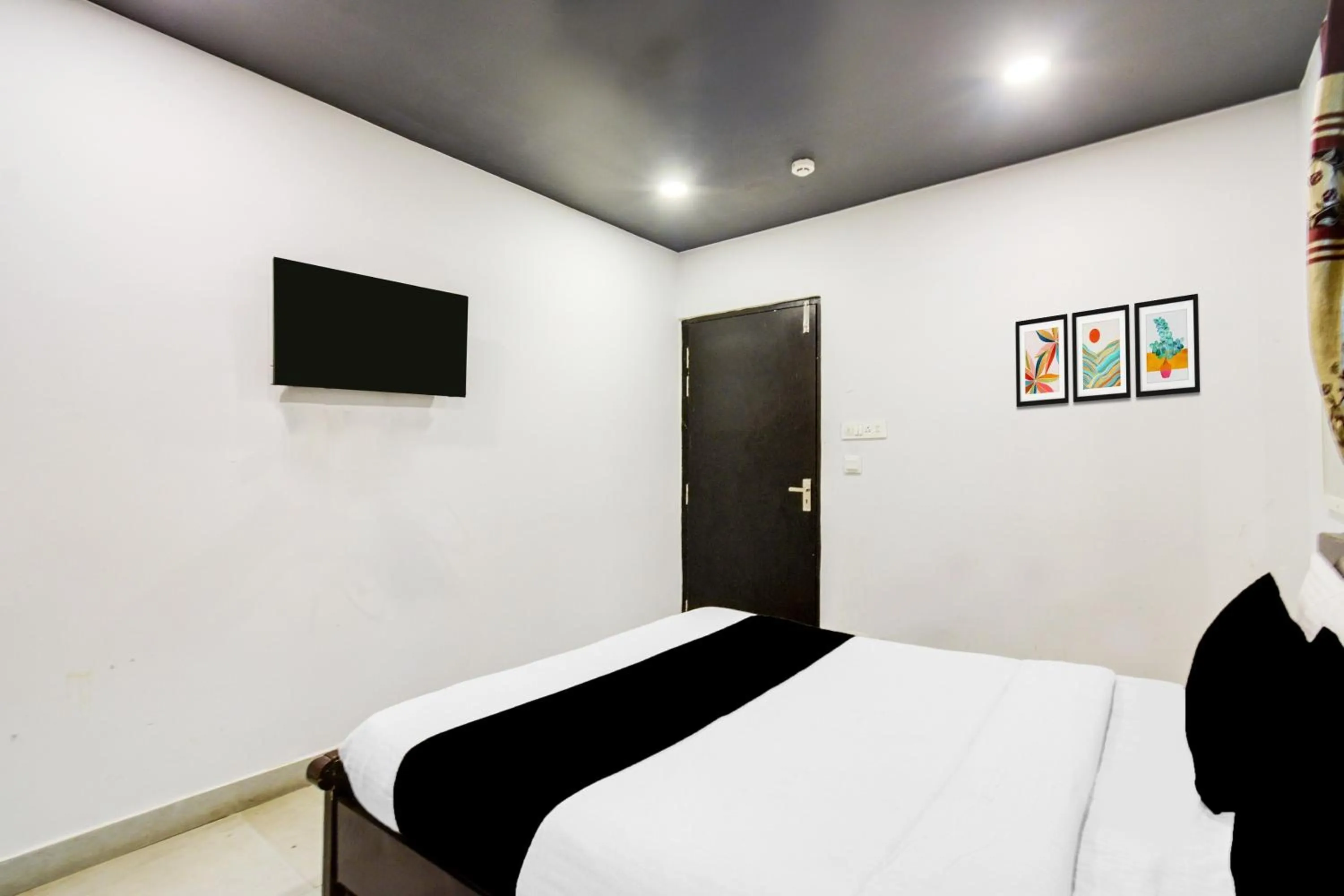 Bedroom, Bed in Super Townhouse Alwal Road