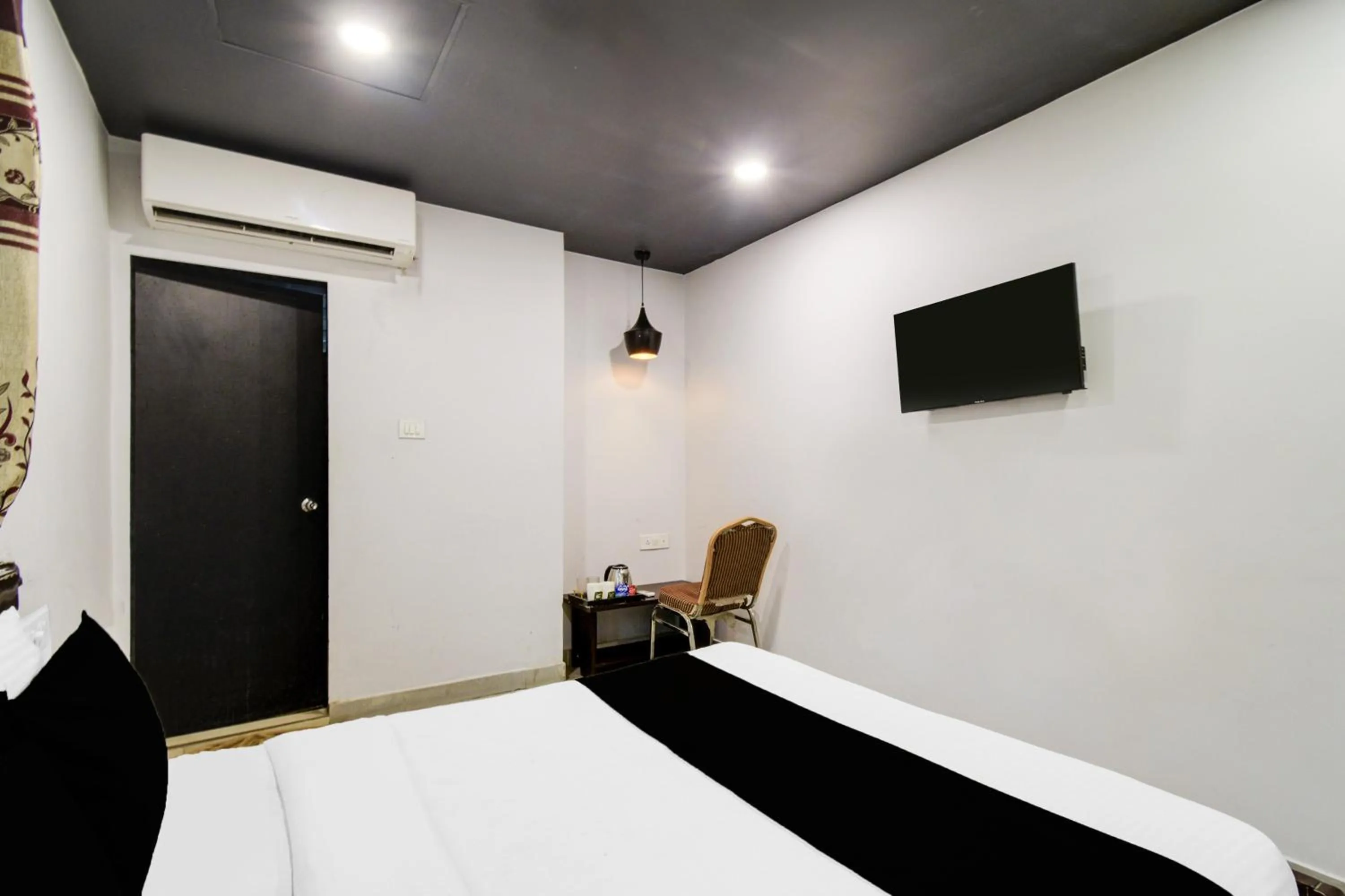 Bedroom, Bed in Super Townhouse Alwal Road