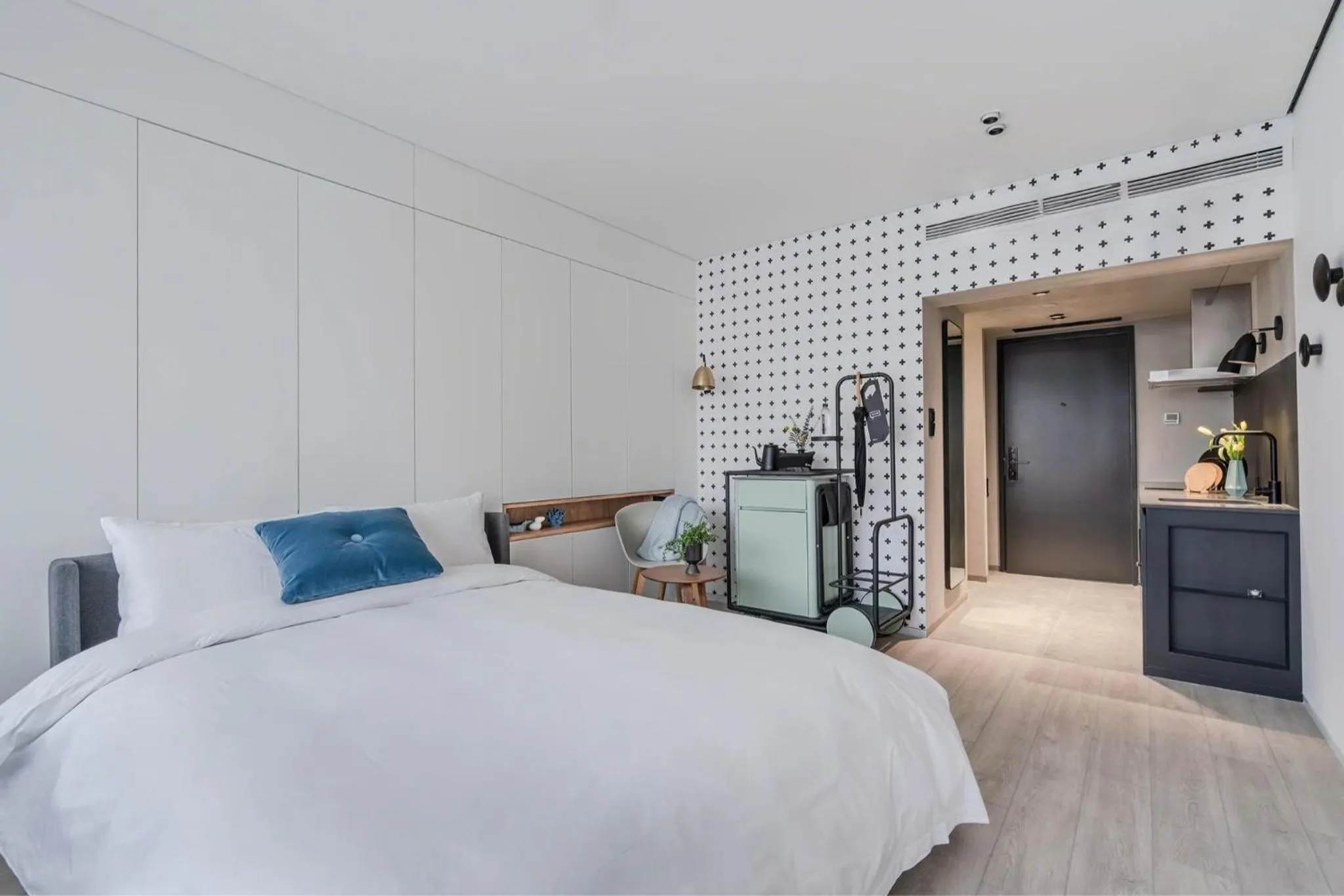 Kitchen or kitchenette, Bed in Stey Beijing Sanlitun Boutique Hotel