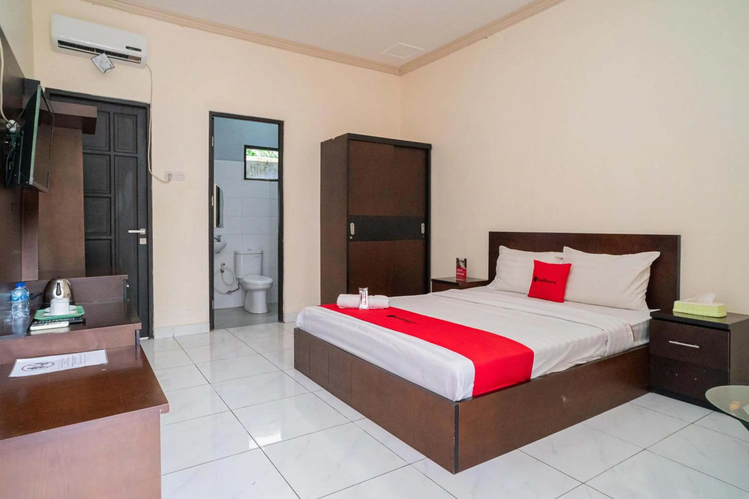 Bed in RedDoorz @ Wisma Pangrango