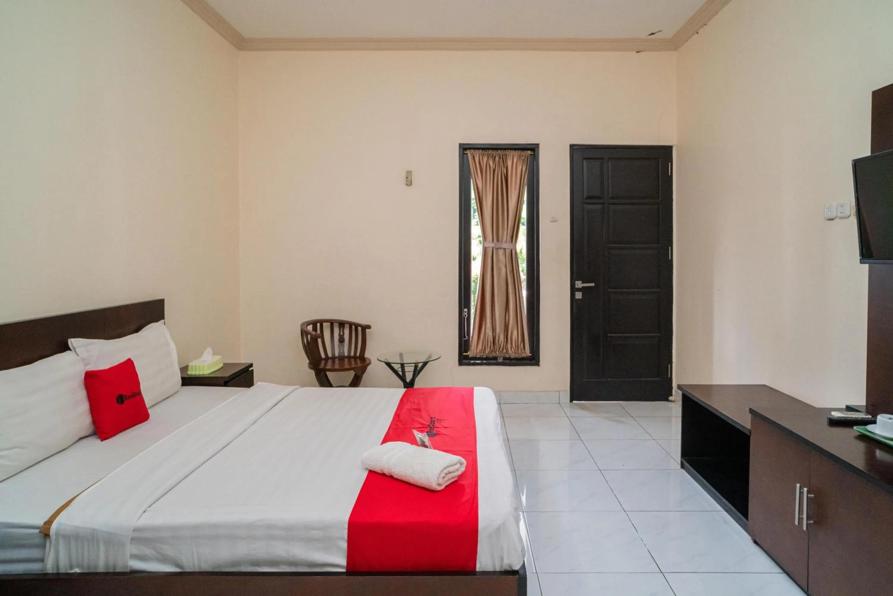 Bed in RedDoorz @ Wisma Pangrango