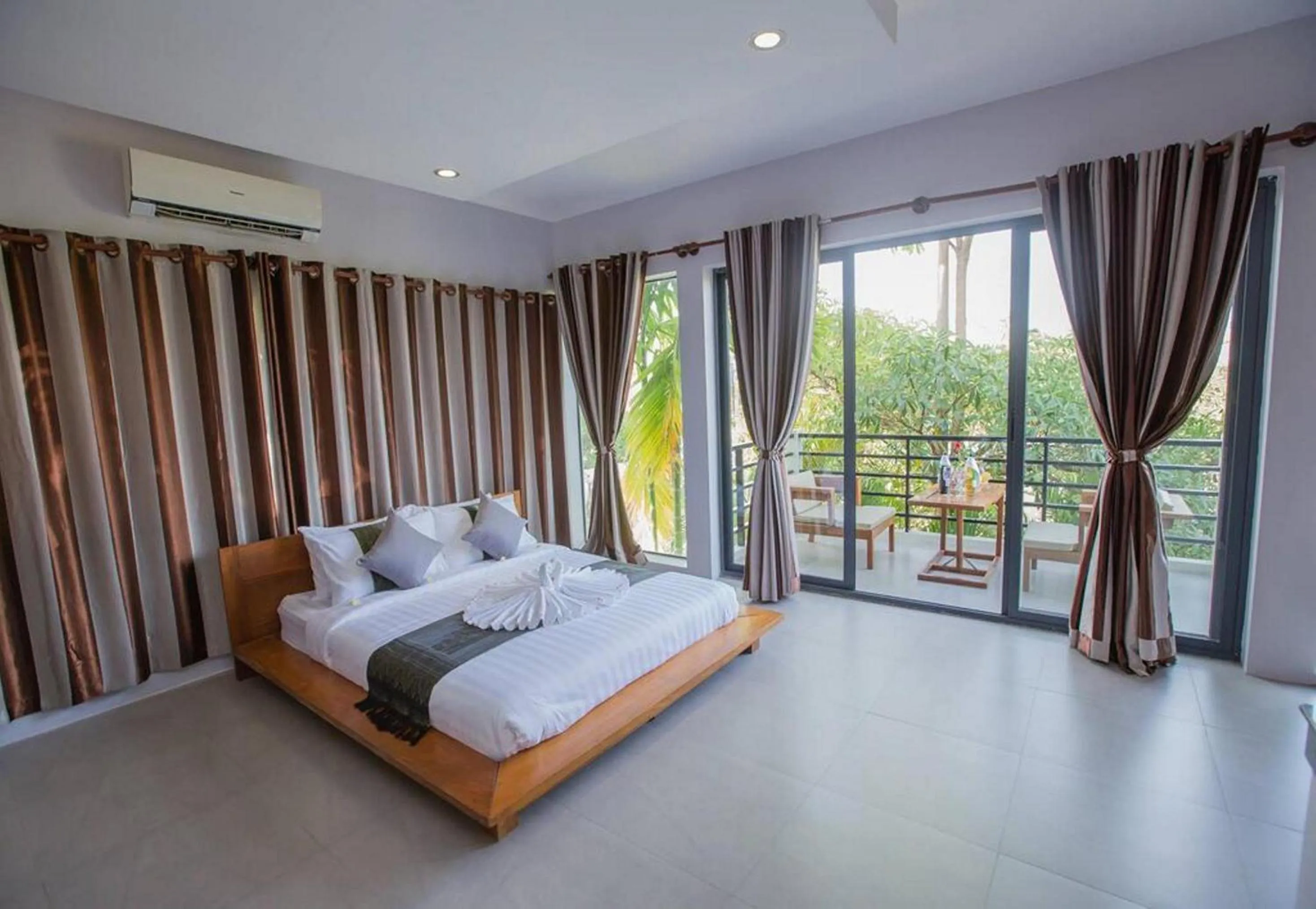 Photo of the whole room, Bed in Saline Residence