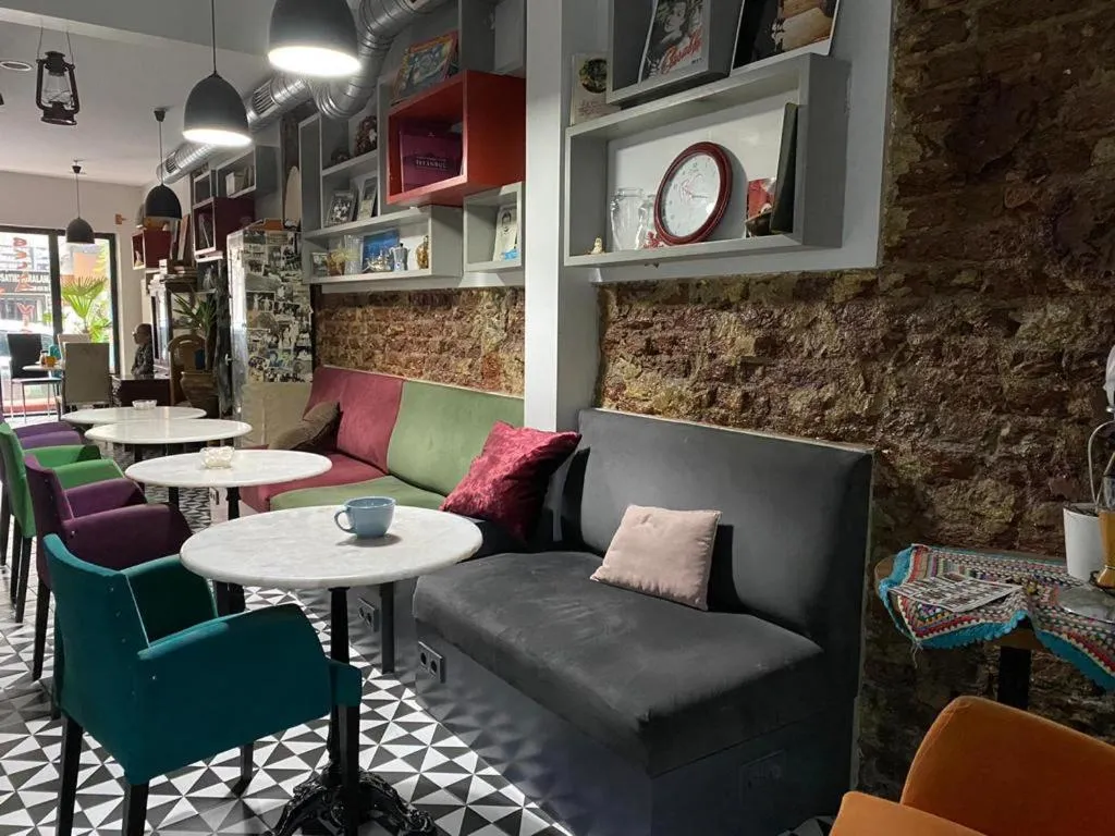 Communal lounge/ TV room in GRAND BELLA VİSTA Hostel