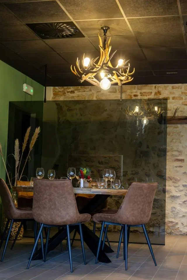 Restaurant/places to eat in Les Chambres du Vieux Château
