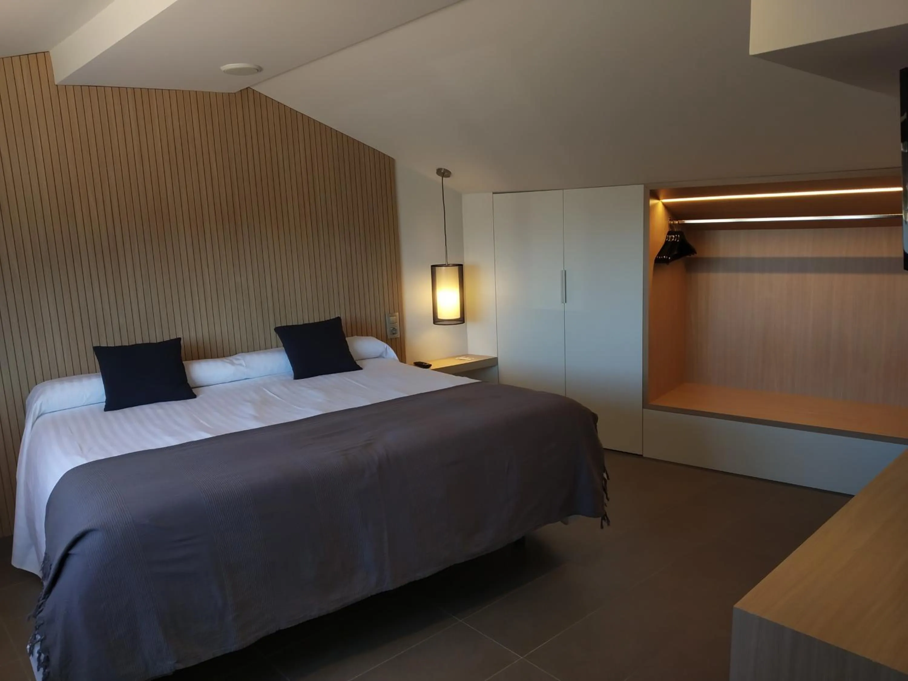 wardrobe, Bed in Hotel Olot Centre