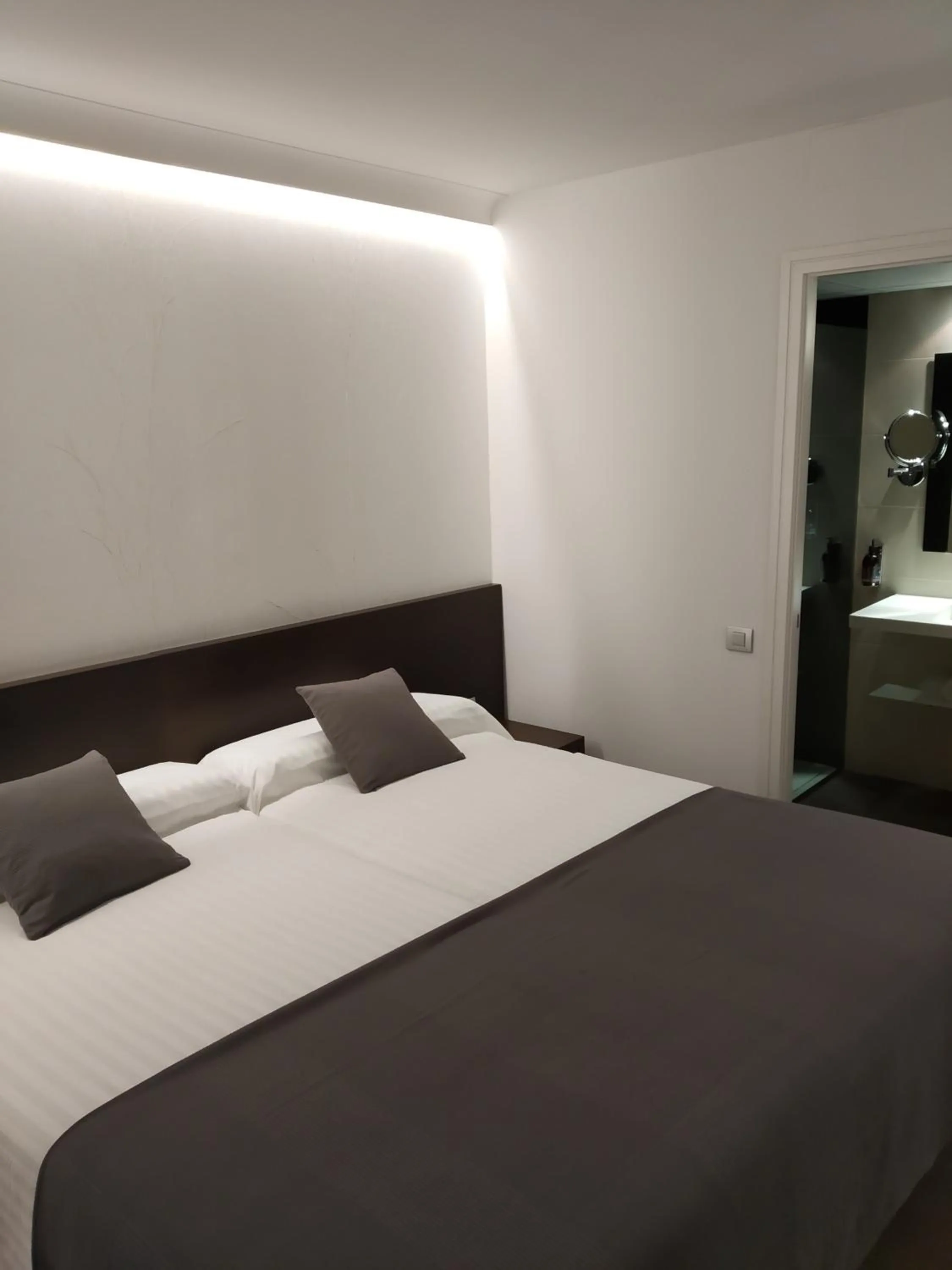 Bedroom, Bed in Hotel Olot Centre