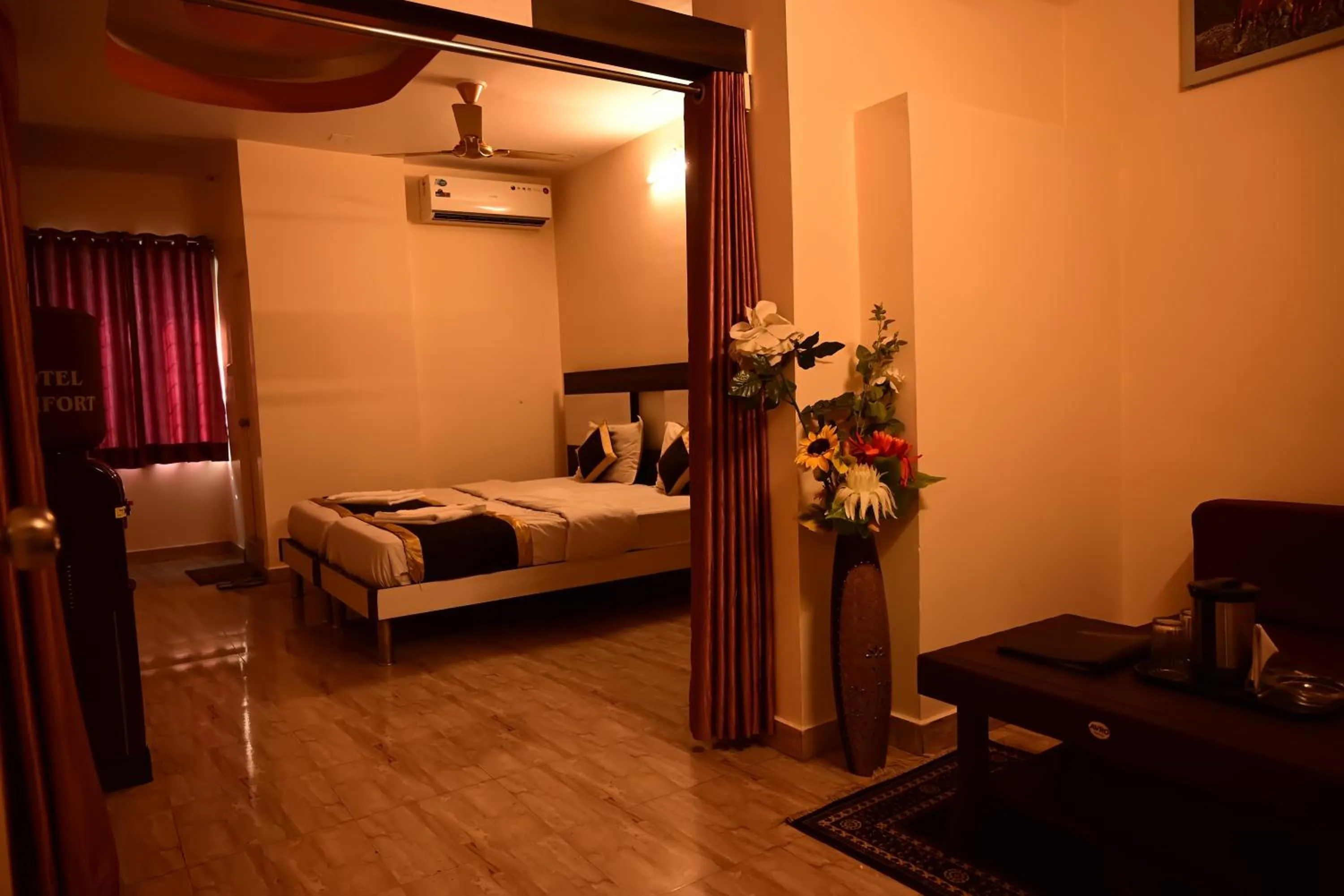 Photo of the whole room, Bed in Hotel Comfort and Terrace Lounge