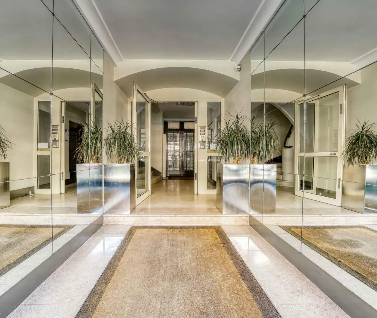 Facade/entrance in Champs-Elysées - Prestige apartment with lift avenue Matignon