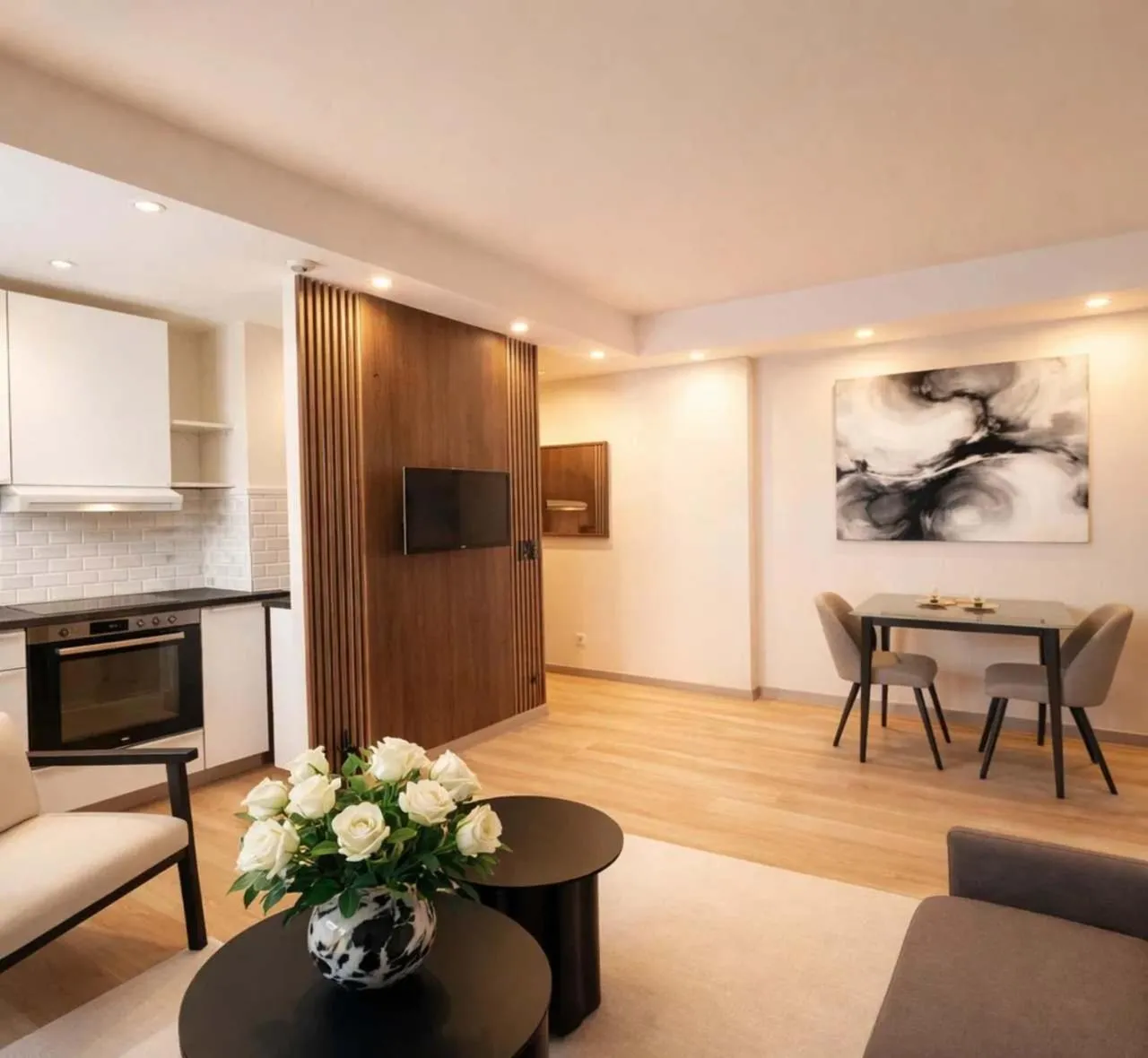 TV and multimedia in Champs-Elysées - Prestige apartment with lift avenue Matignon