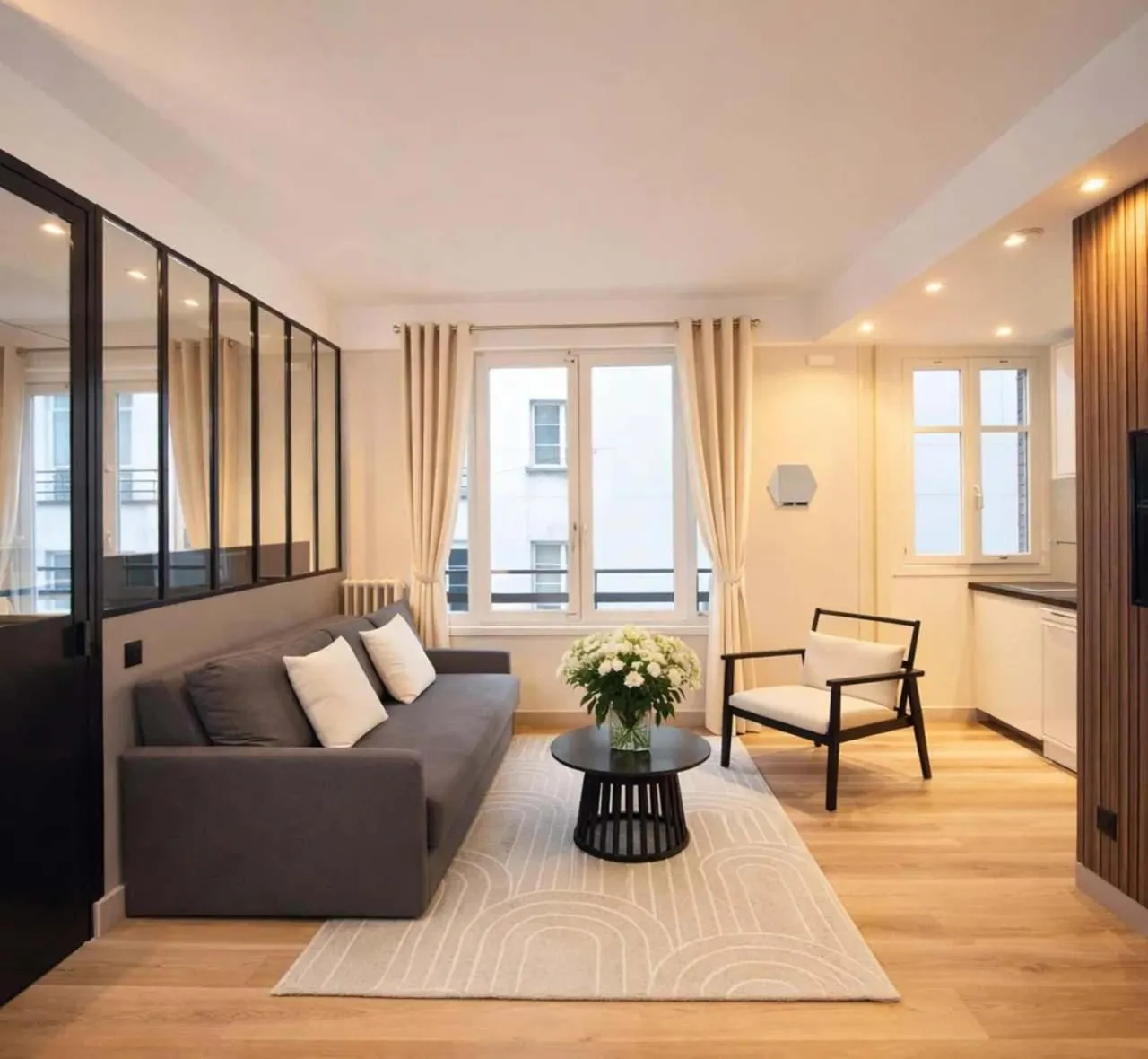 Communal lounge/ TV room in Champs-Elysées - Prestige apartment with lift avenue Matignon