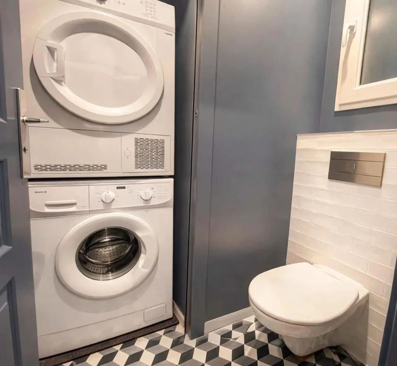 Toilet in Champs-Elysées - Prestige apartment with lift avenue Matignon