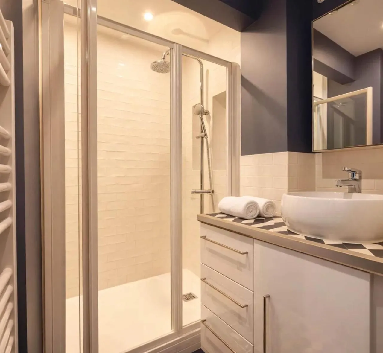 Shower in Champs-Elysées - Prestige apartment with lift avenue Matignon