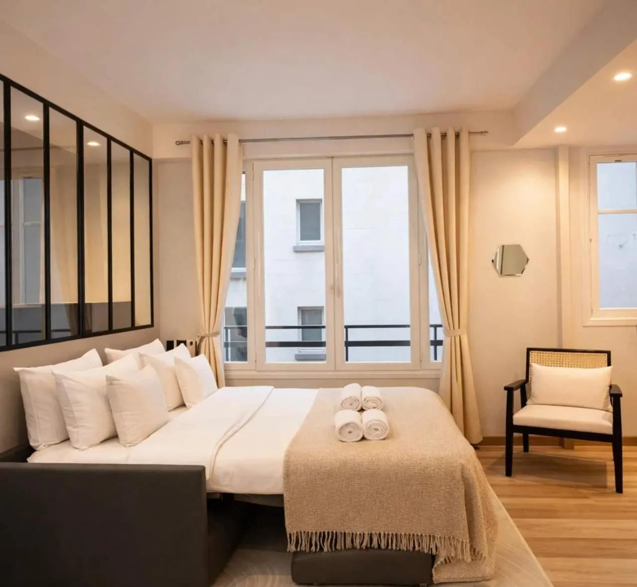 Bed in Champs-Elysées - Prestige apartment with lift avenue Matignon