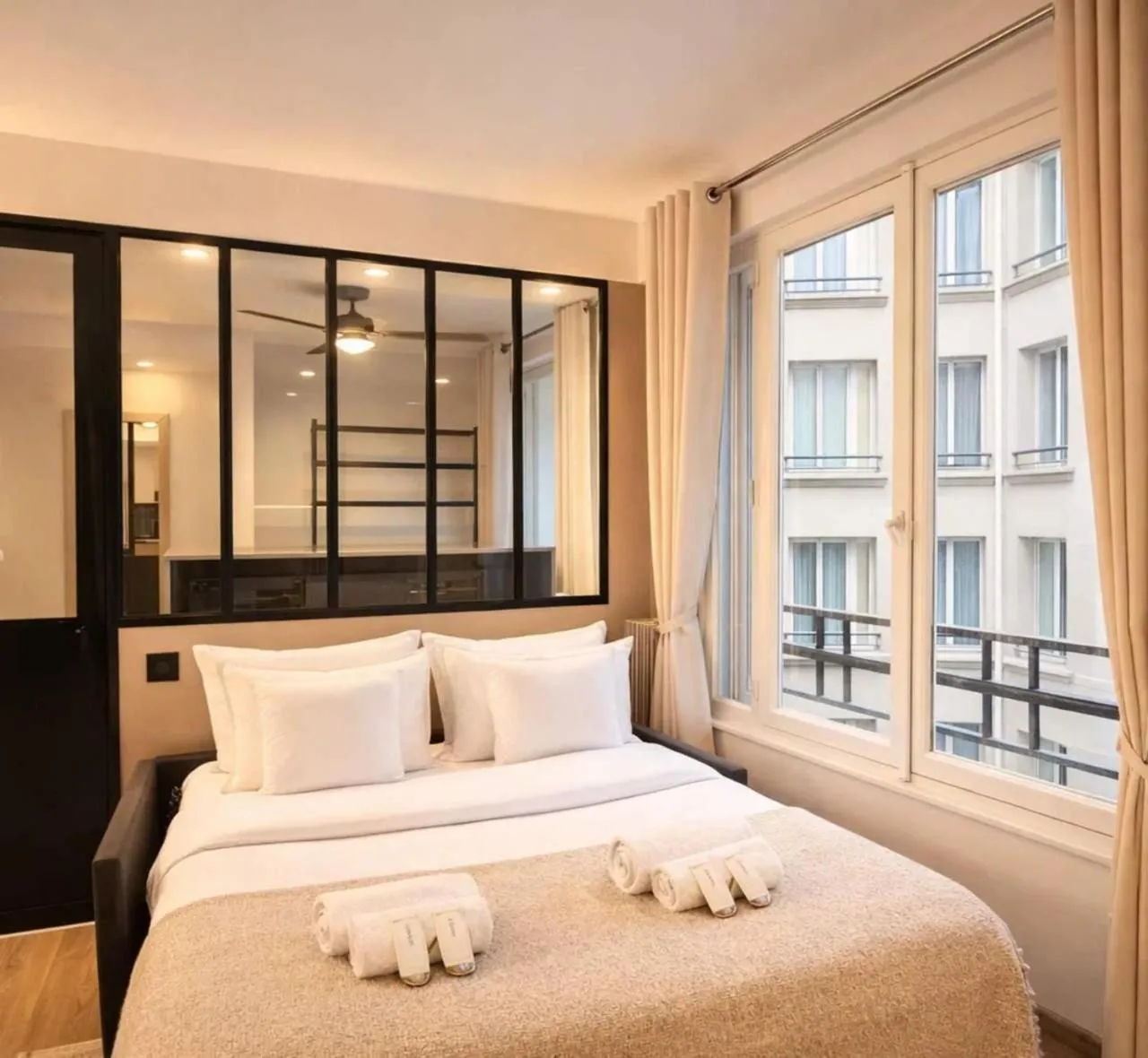 Communal lounge/ TV room, Bed in Champs-Elysées - Prestige apartment with lift avenue Matignon