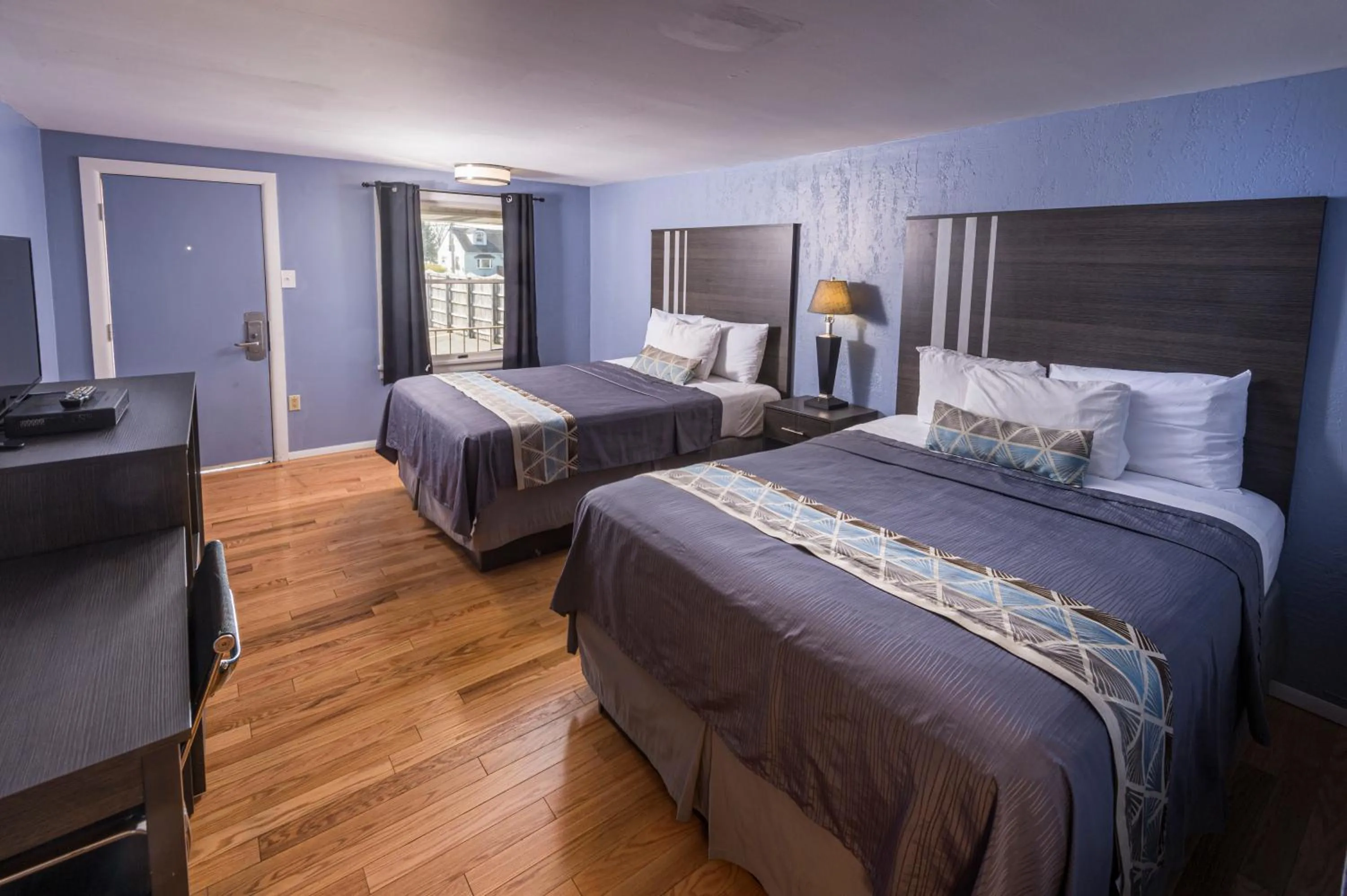 Bed in Sunrise Inn Hershey