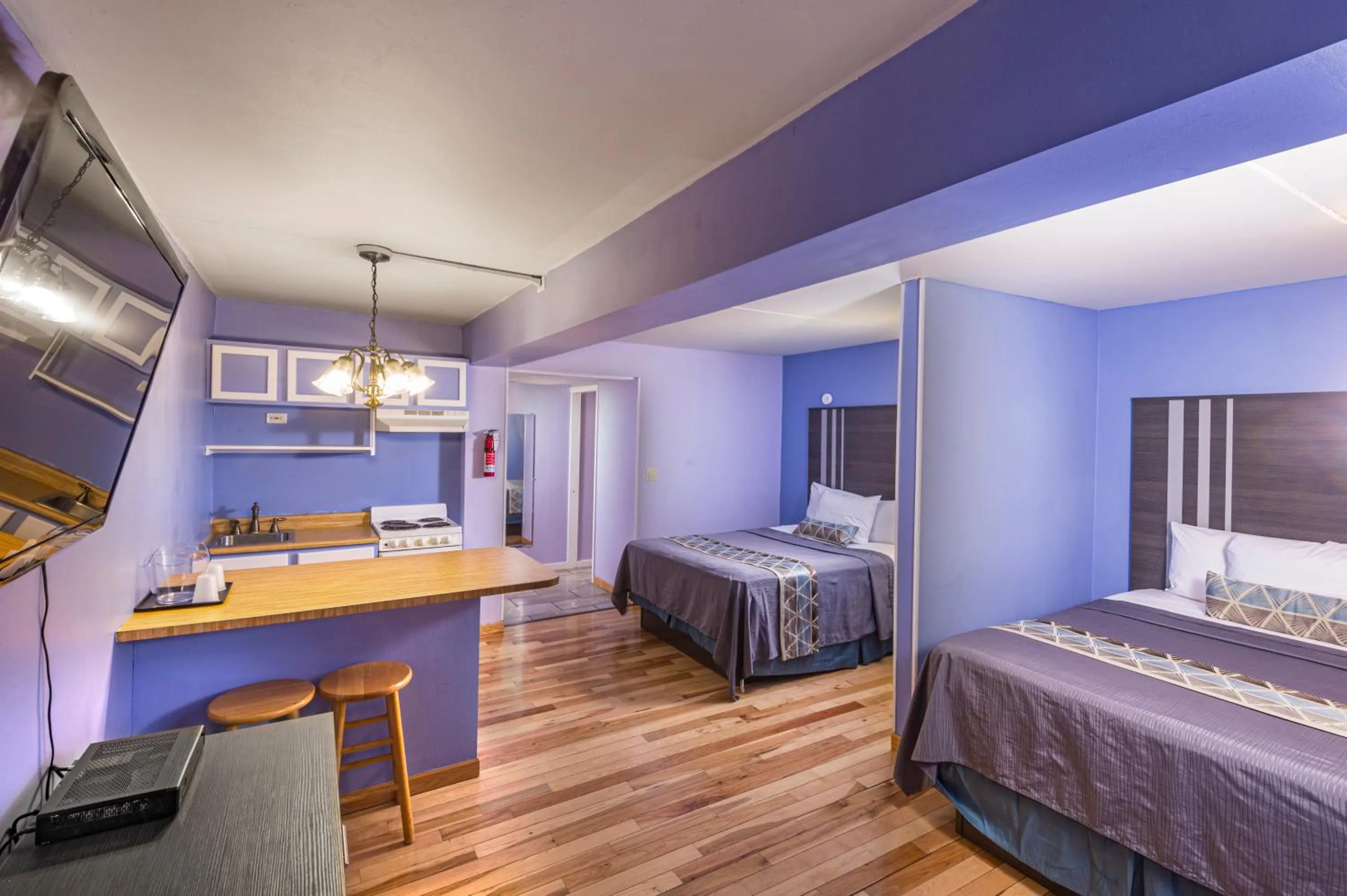 Bed in Sunrise Inn Hershey