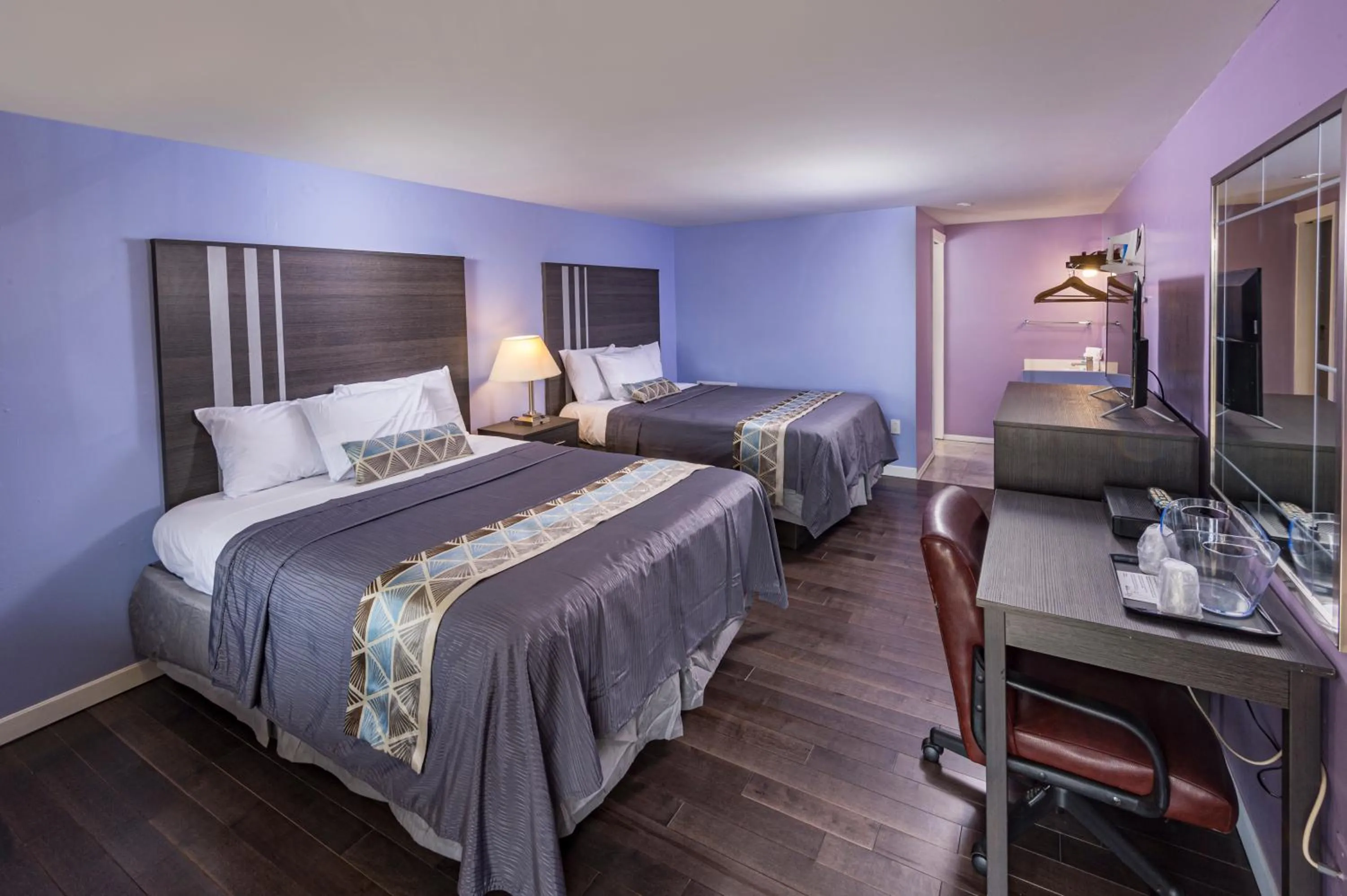 Bed in Sunrise Inn Hershey