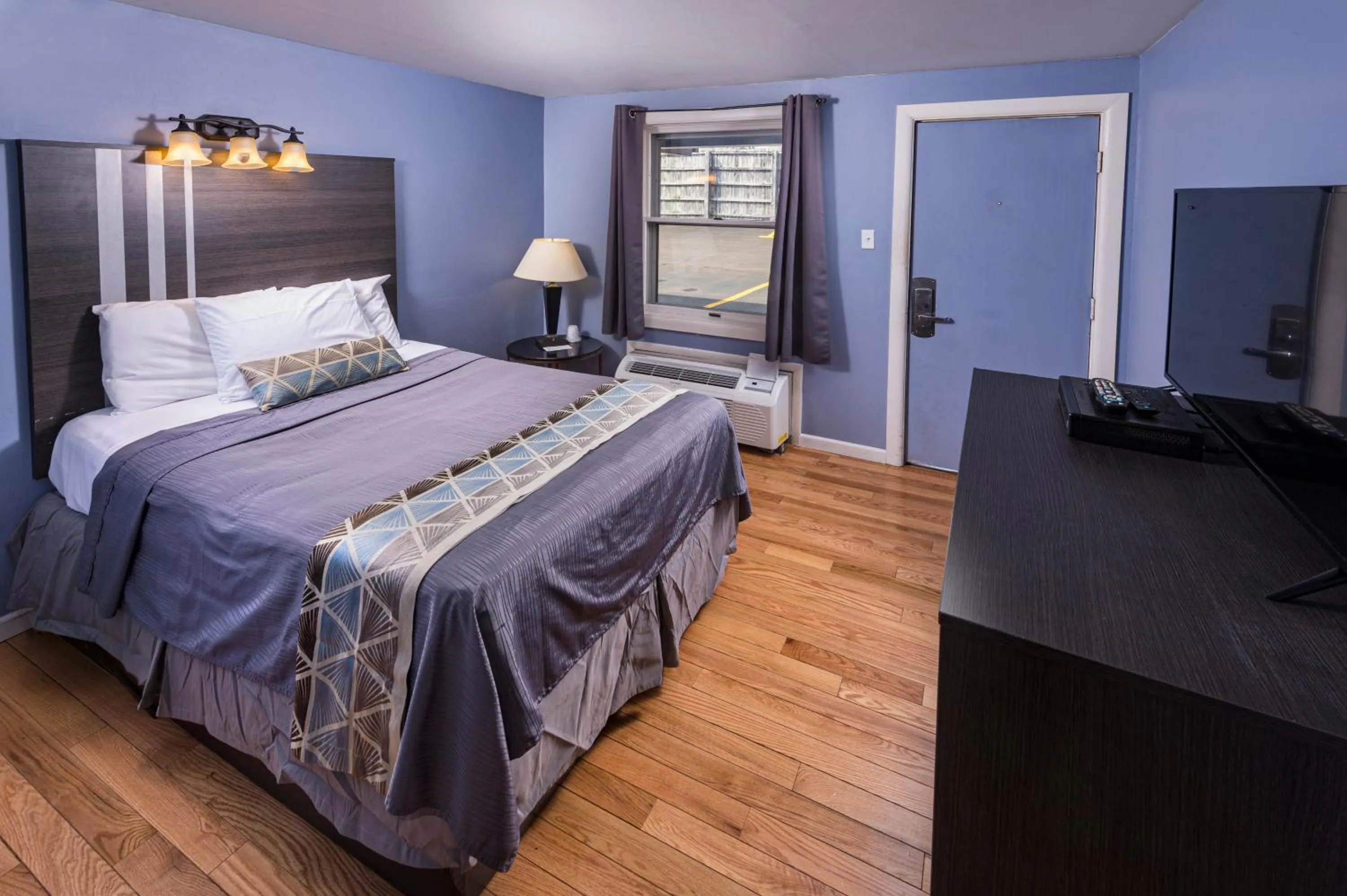 Bed in Sunrise Inn Hershey