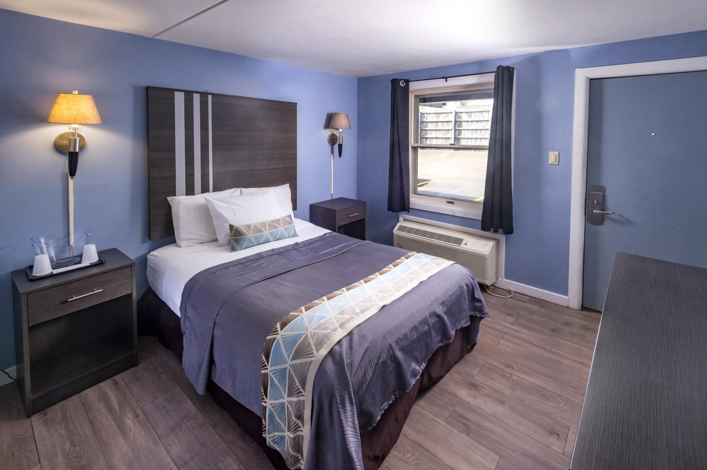 Bed in Sunrise Inn Hershey