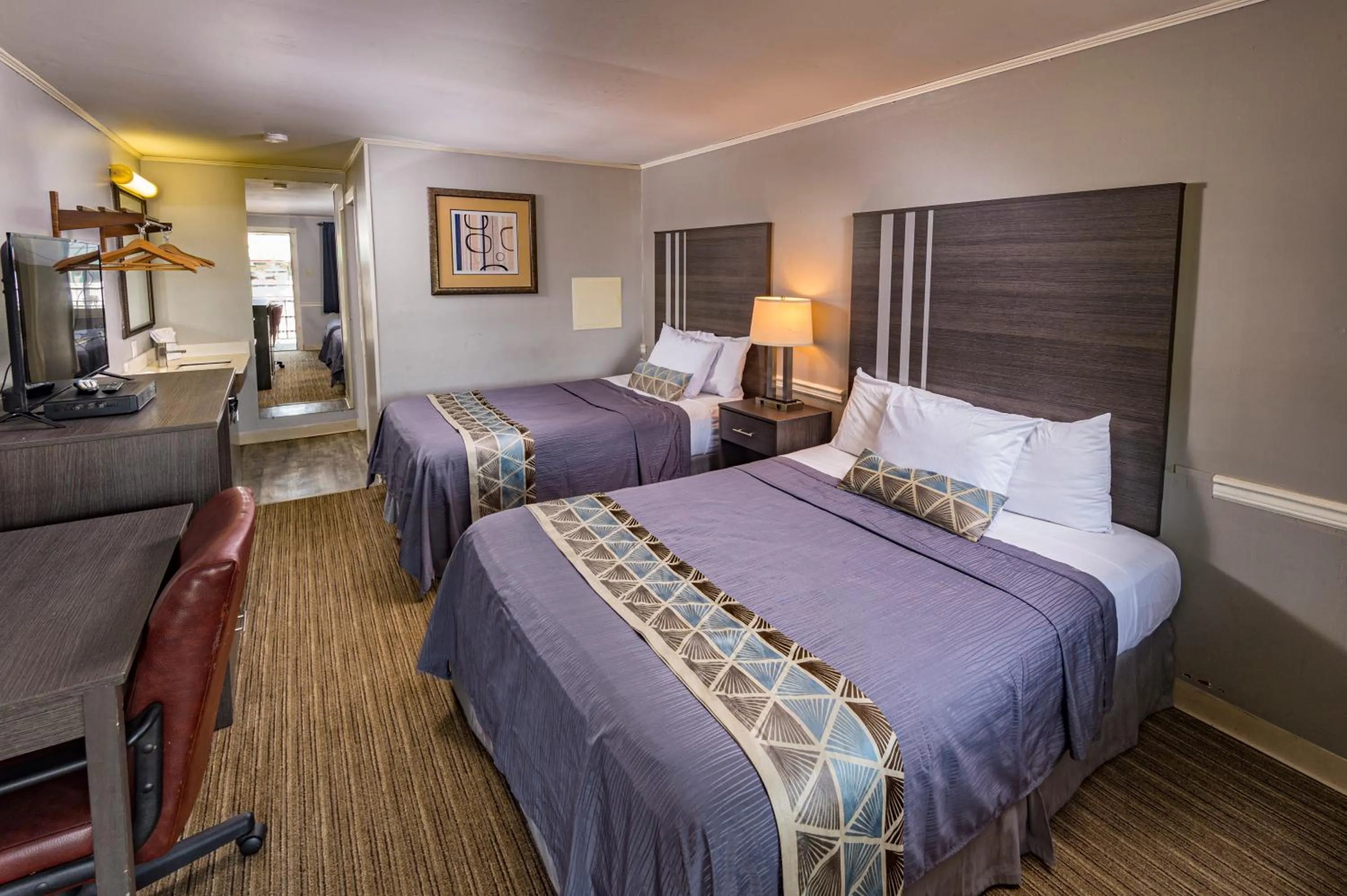 Bed in Sunrise Inn Hershey