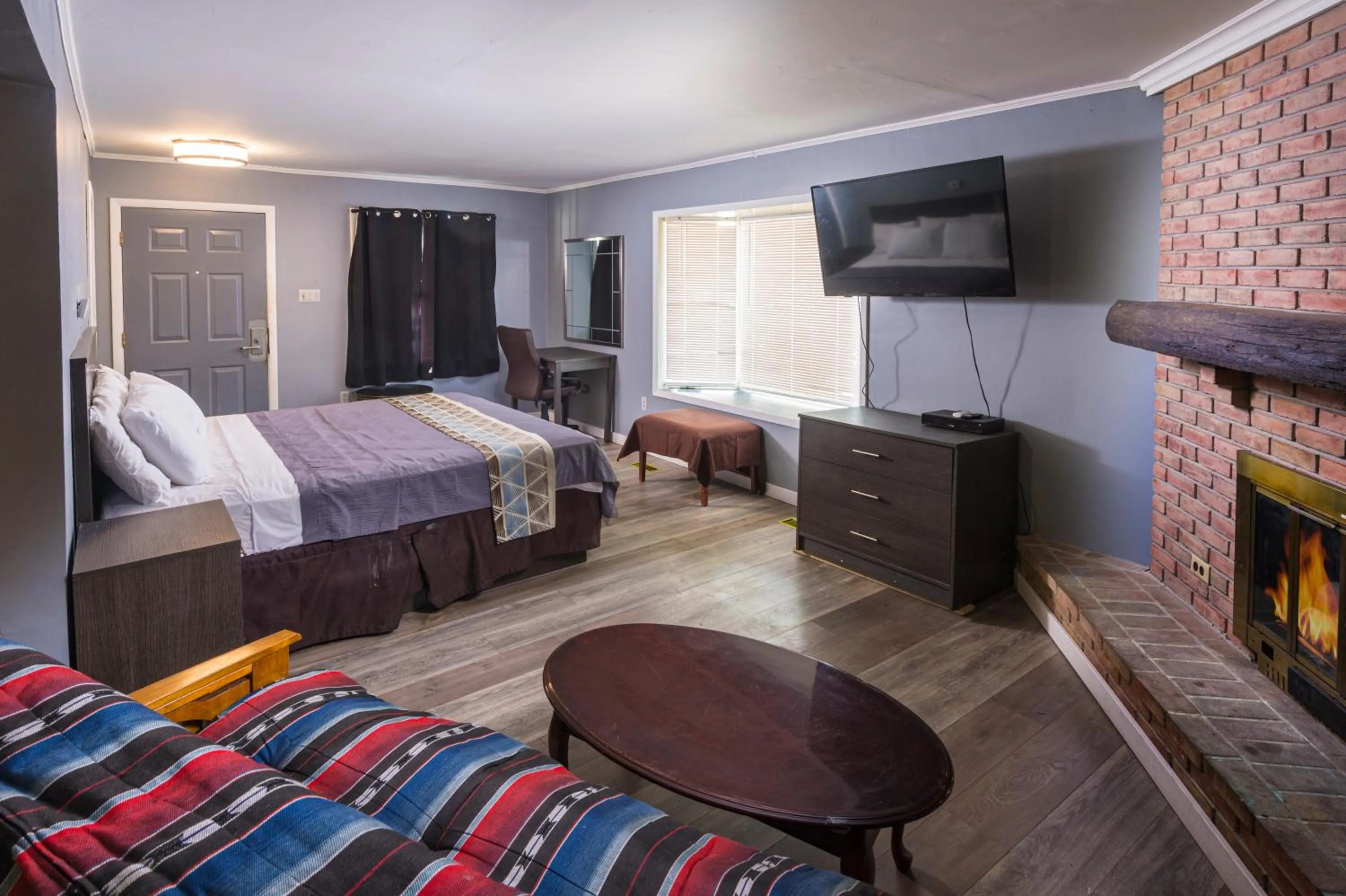 Bed in Sunrise Inn Hershey