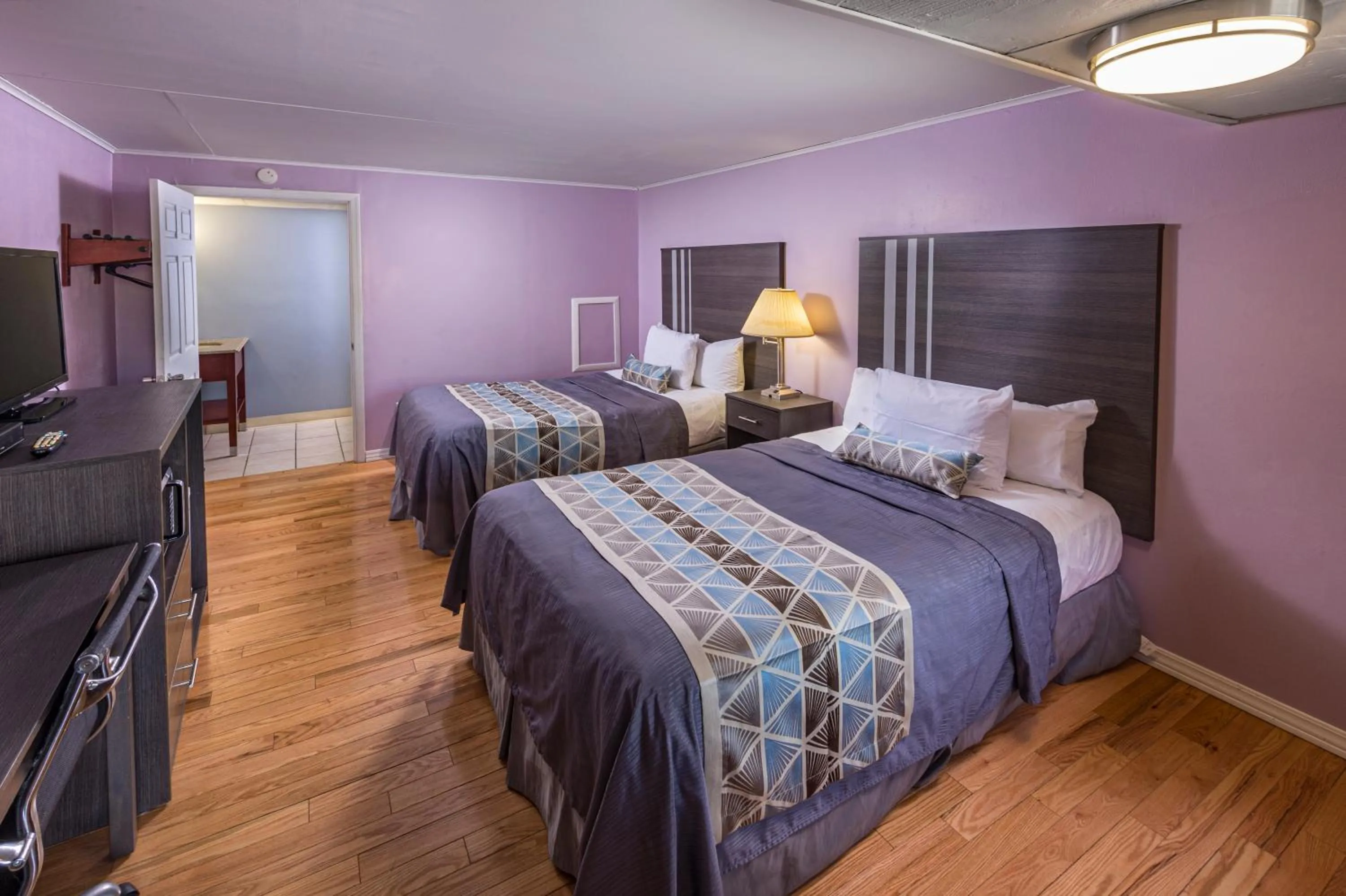 Bed in Sunrise Inn Hershey