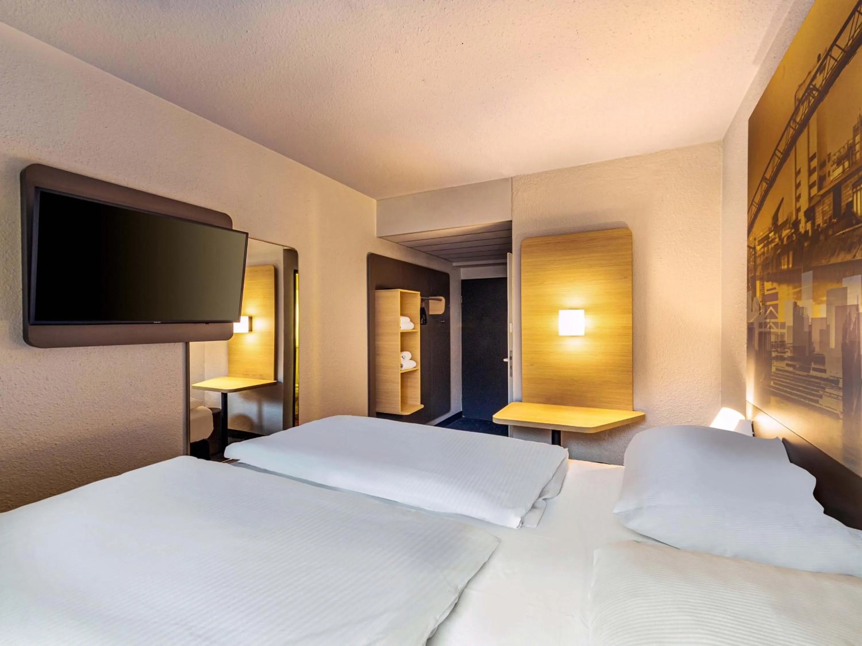 Photo of the whole room, Bed in B&B Hotel Duisburg Hbf-Nord