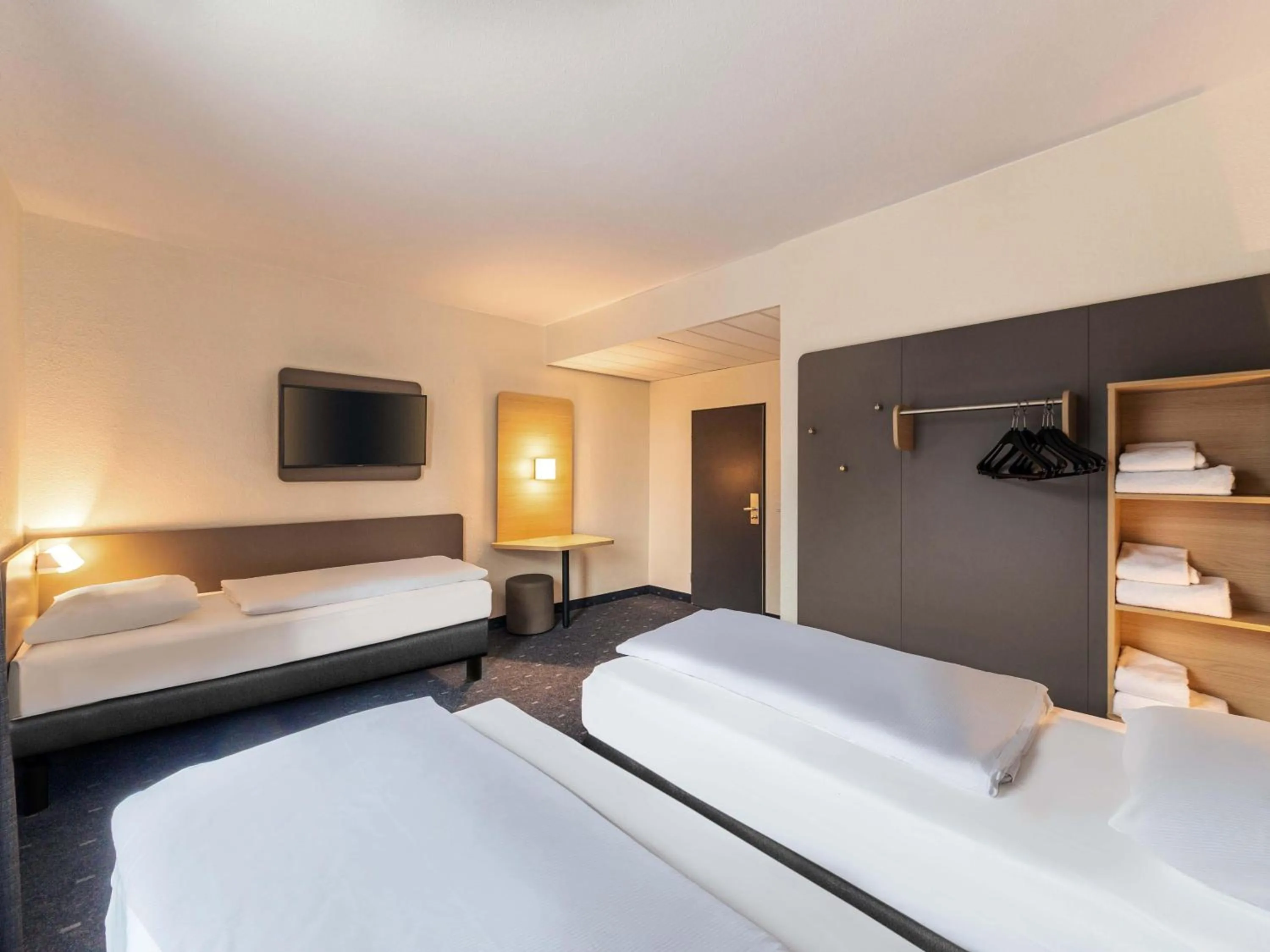 Photo of the whole room, Bed in B&B Hotel Duisburg Hbf-Nord