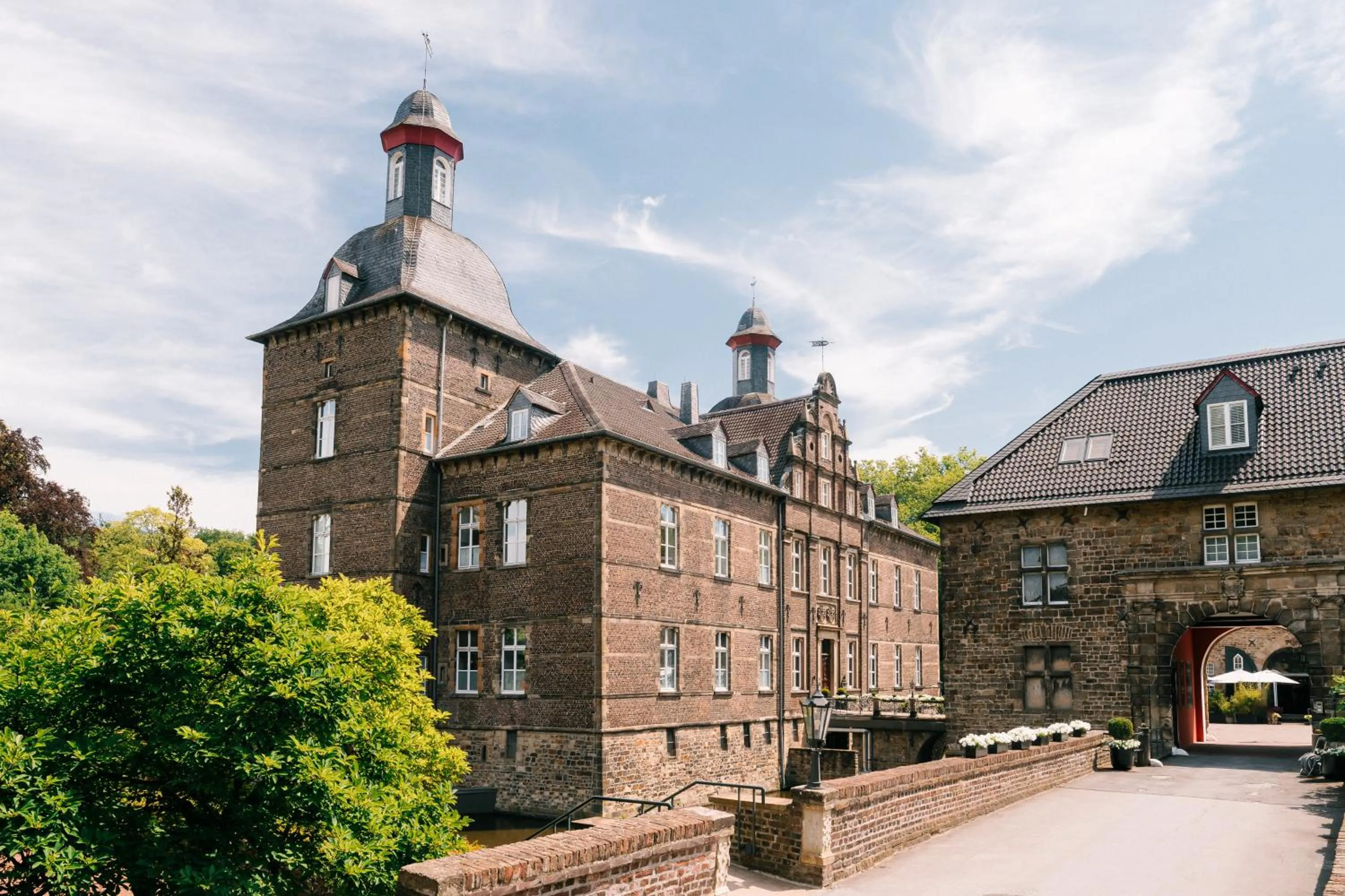 Property building in Schlosshotel Hugenpoet