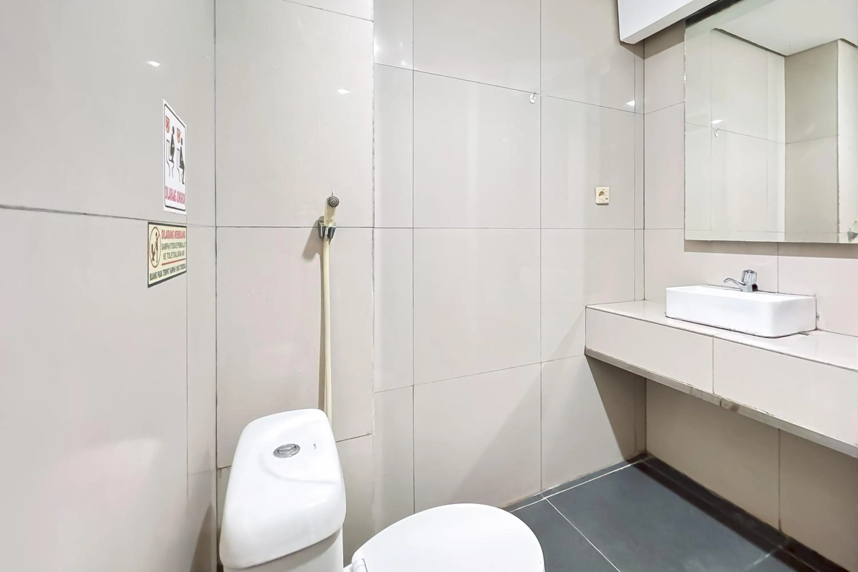 Bathroom in OYO Capital O 90081 Pondok Sabaraya 2 Syariah