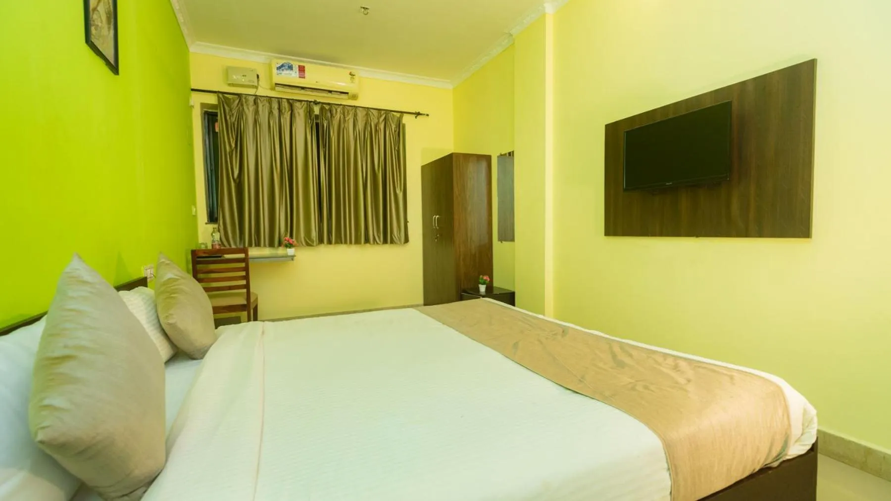 Bed in Hotel Spring Height Hotels Near Mall De Goa