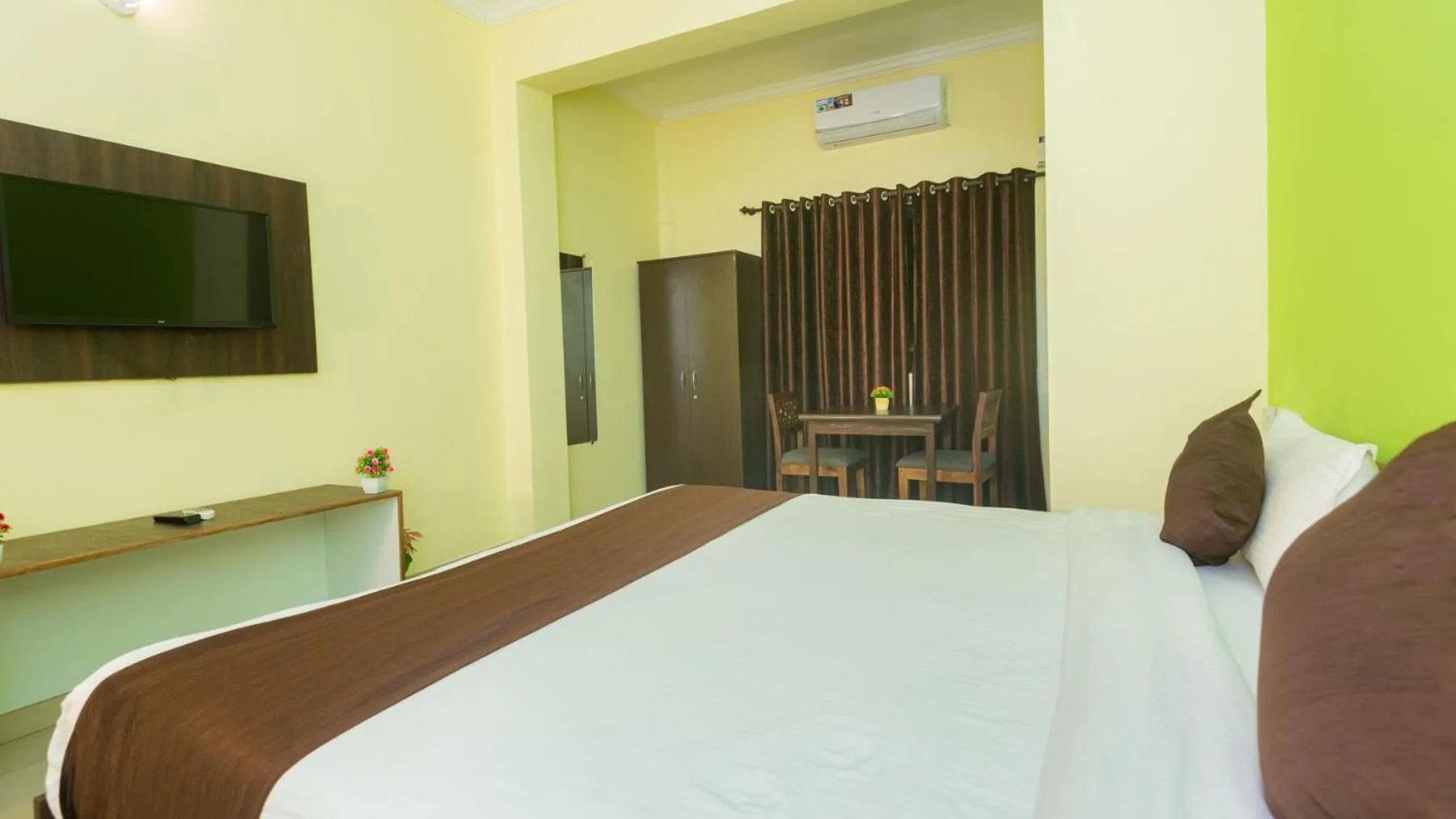 Dining area, Bed in Hotel Spring Height Hotels Near Mall De Goa