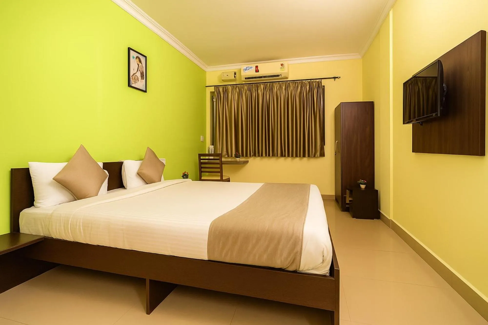 Bed in Hotel Spring Height Hotels Near Mall De Goa