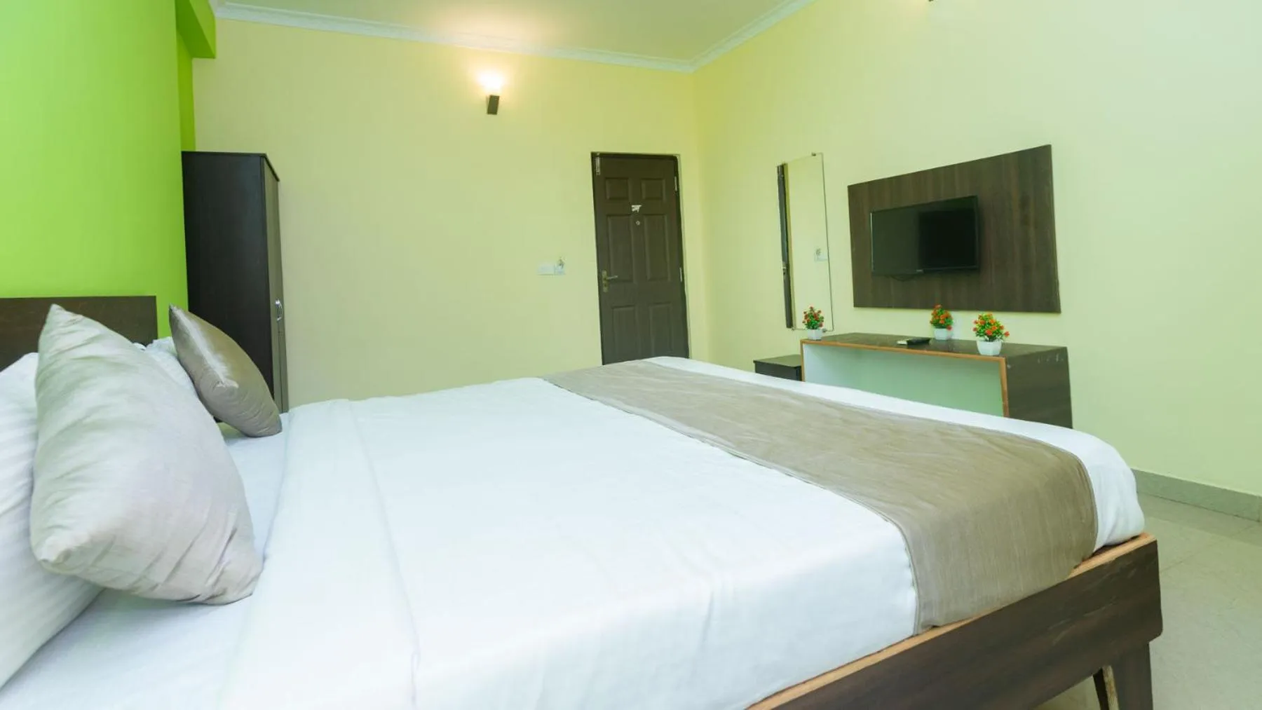 TV and multimedia, Bed in Hotel Spring Height Hotels Near Mall De Goa