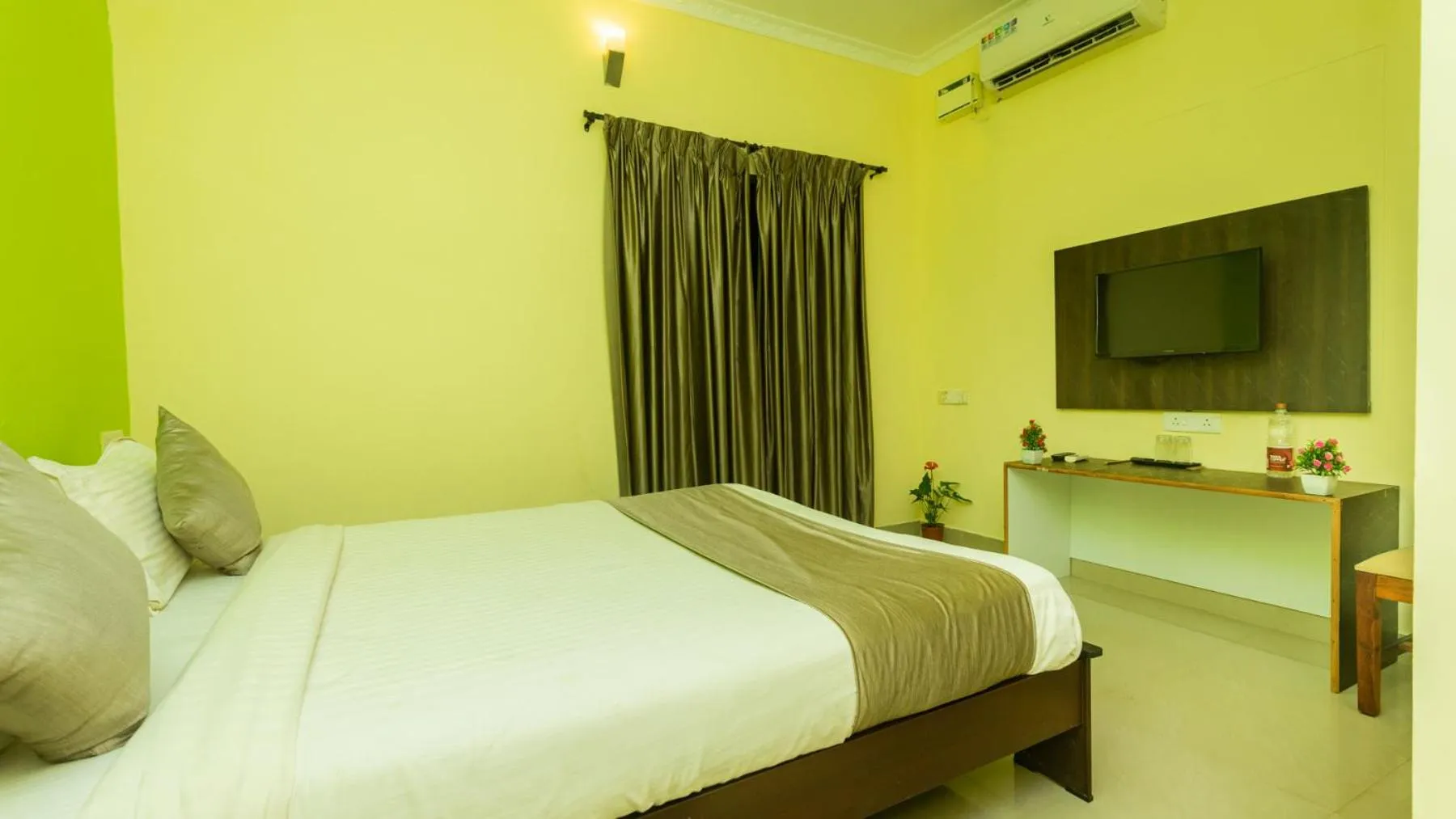 TV and multimedia, Bed in Hotel Spring Height Hotels Near Mall De Goa