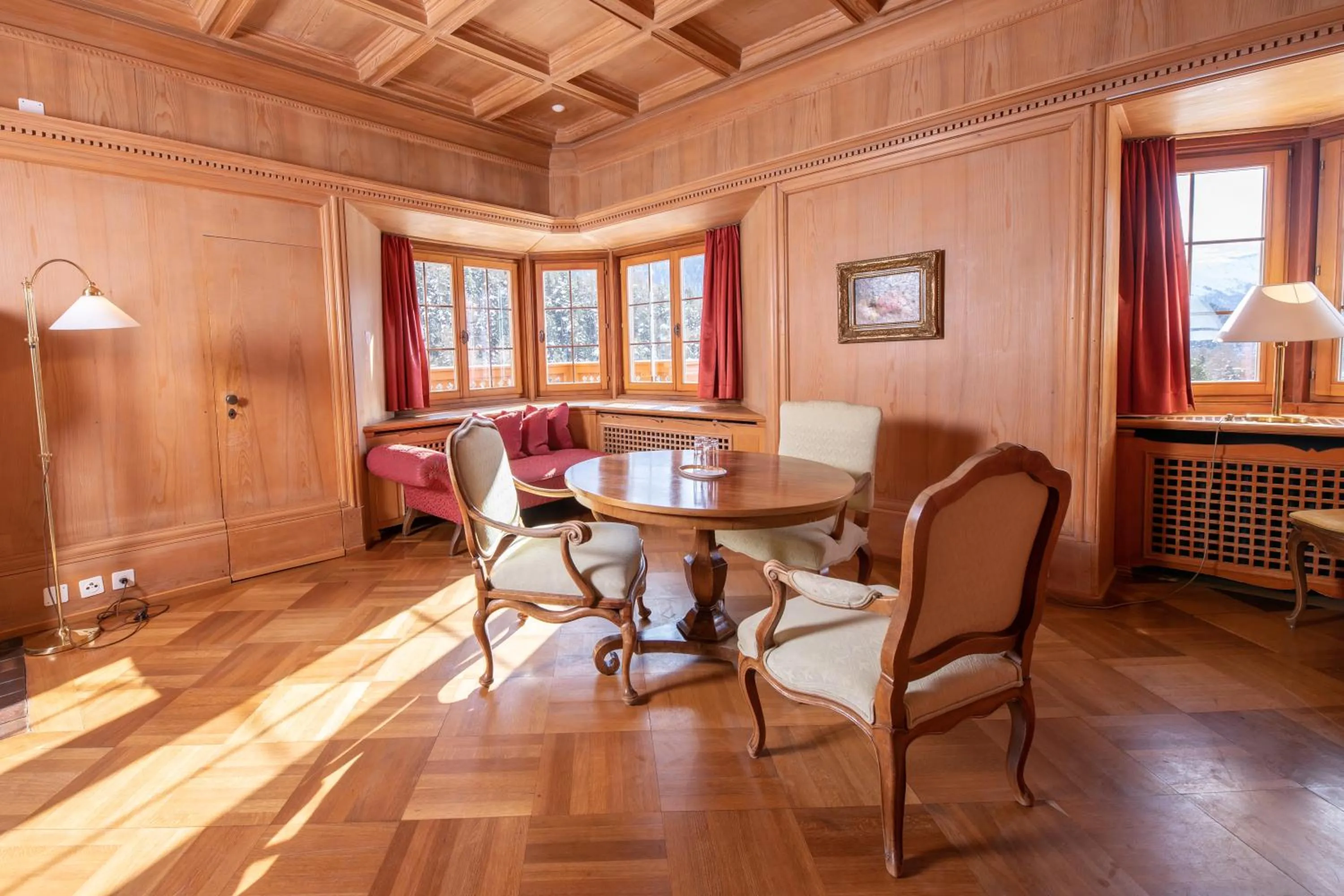 Living room in Hotel Chesa Spuondas