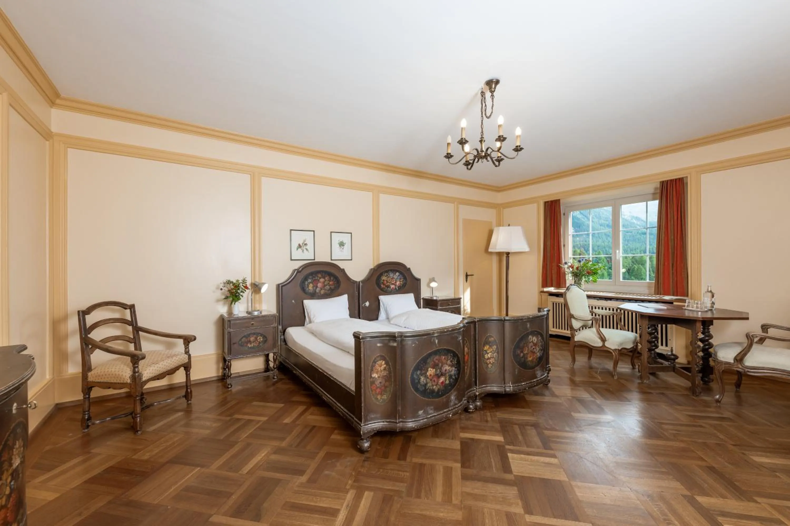 Bed in Hotel Chesa Spuondas